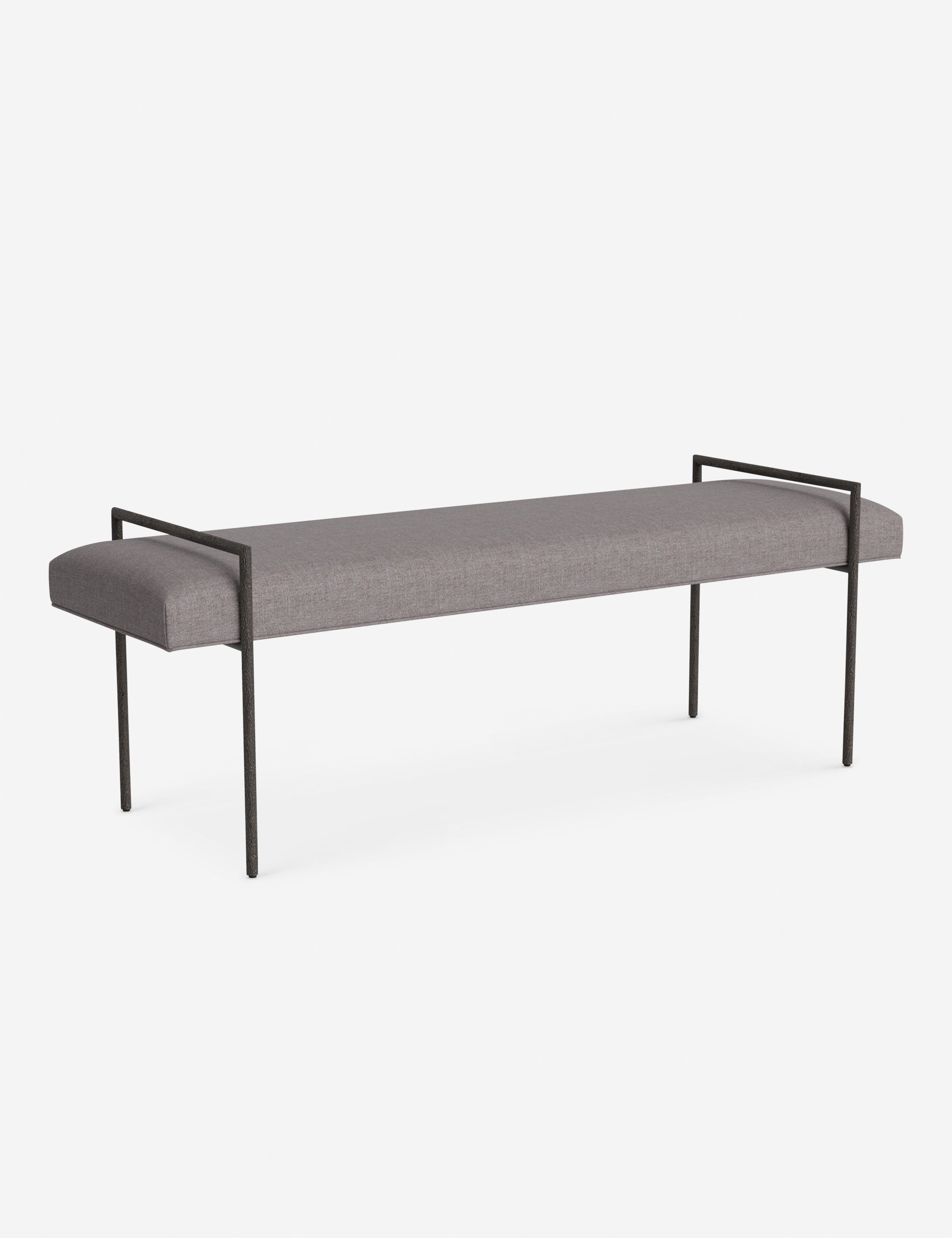 Banc - Une assise fine rembourrée repose sur un cadre métallique épuré, conférant à ce banc un profil net et architectural