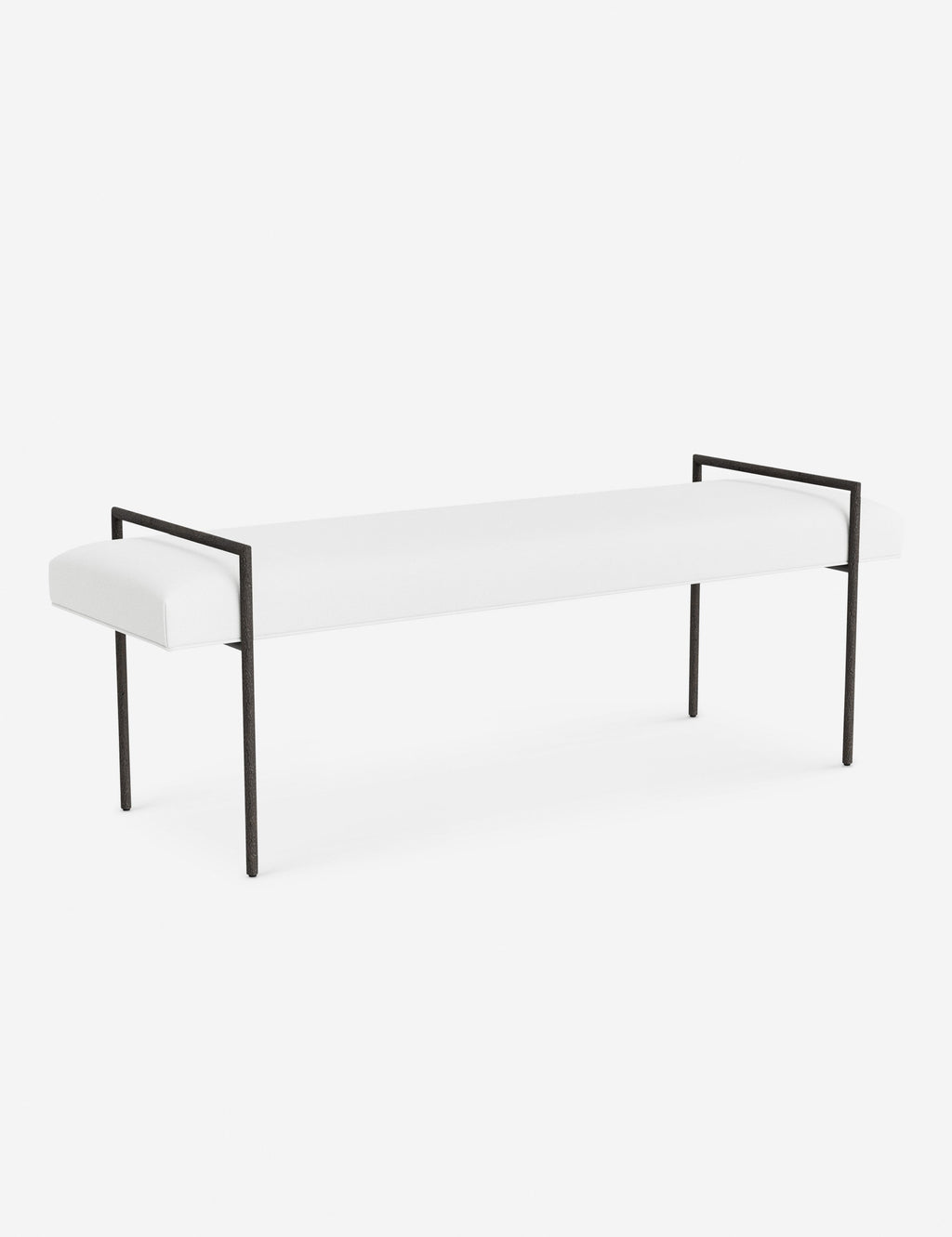 Banc - Une assise fine rembourrée repose sur un cadre métallique épuré, conférant à ce banc un profil net et architectural
