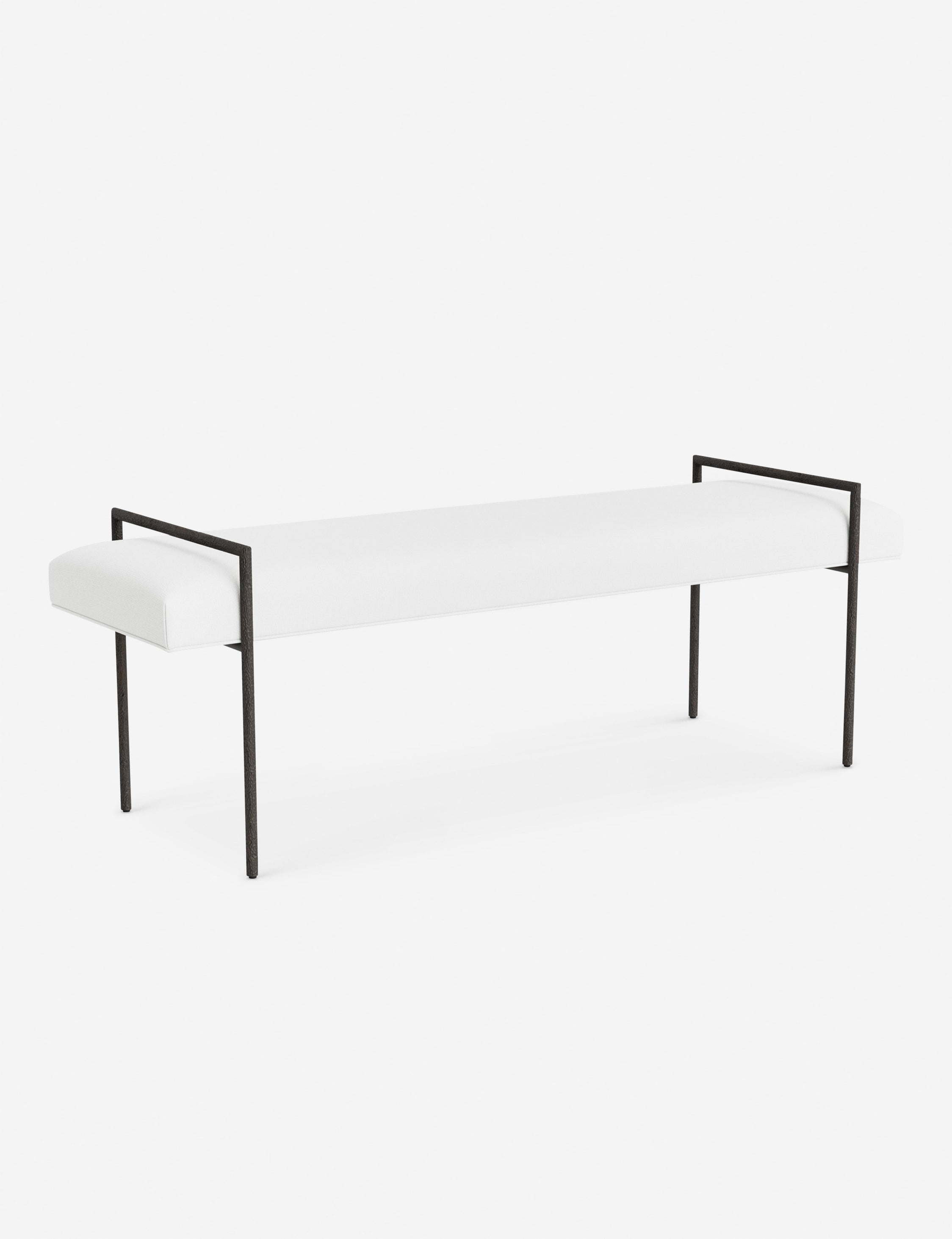 Banc - Une assise fine rembourrée repose sur un cadre métallique épuré, conférant à ce banc un profil net et architectural