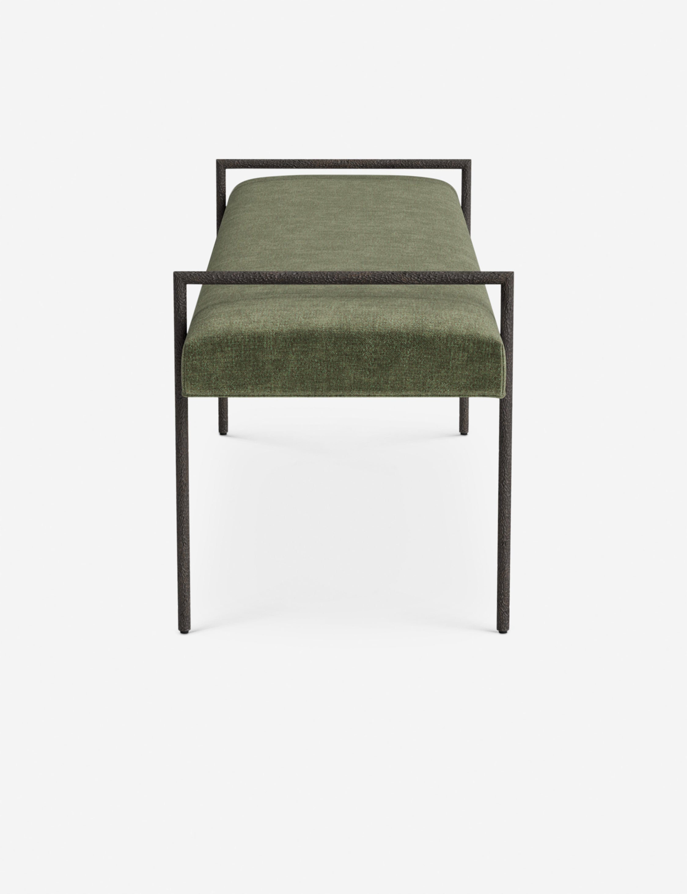 Banc - Une assise fine rembourrée repose sur un cadre métallique épuré, conférant à ce banc un profil net et architectural