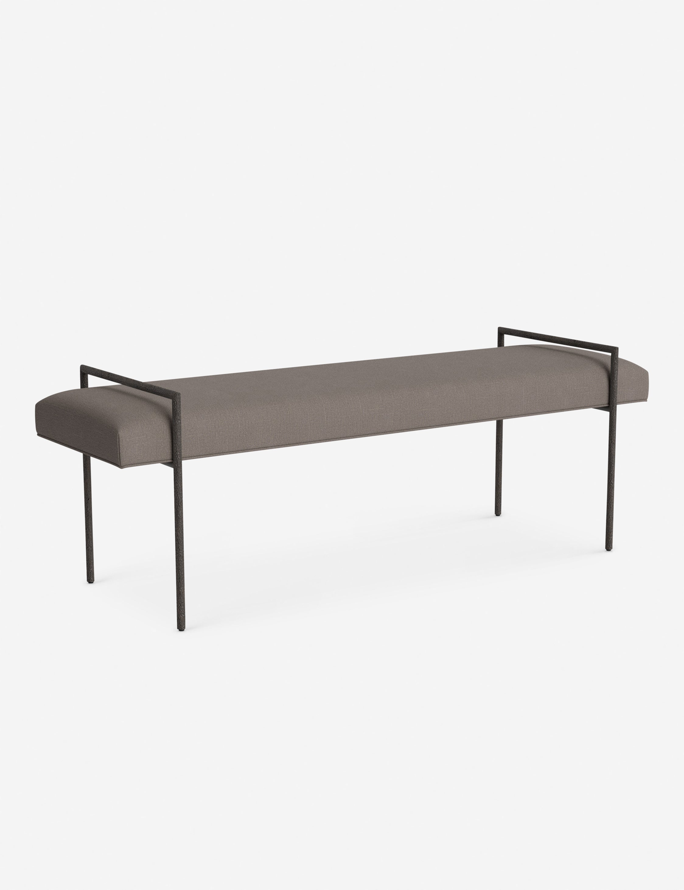 Banc - Une assise fine rembourrée repose sur un cadre métallique épuré, conférant à ce banc un profil net et architectural