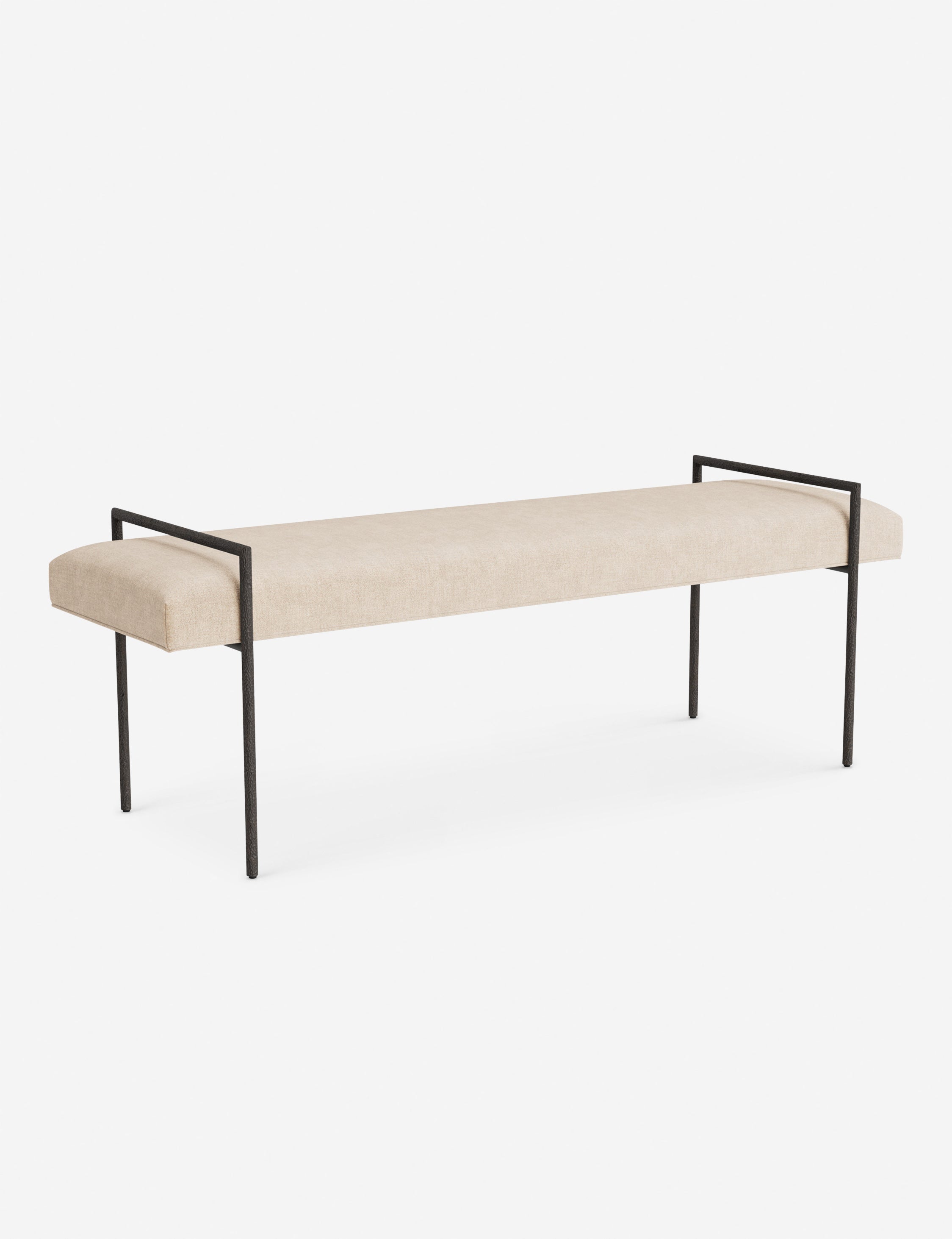 Banc - Une assise fine rembourrée repose sur un cadre métallique épuré, conférant à ce banc un profil net et architectural