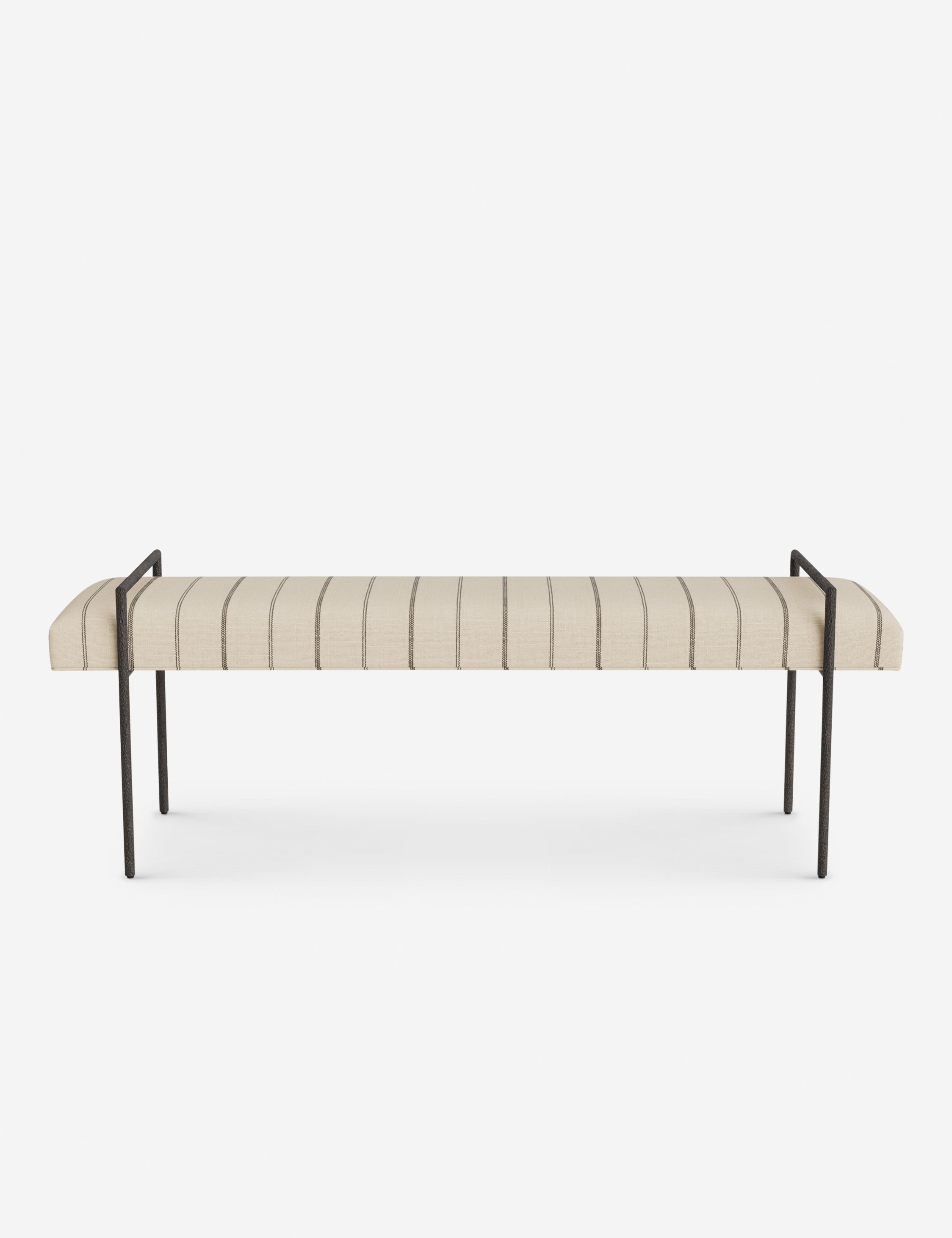 Banc - Une assise fine rembourrée repose sur un cadre métallique épuré, conférant à ce banc un profil net et architectural