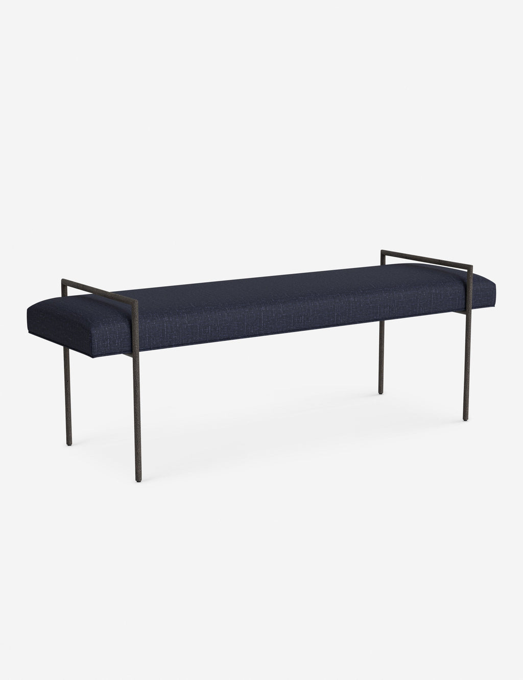 Banc - Une assise fine rembourrée repose sur un cadre métallique épuré, conférant à ce banc un profil net et architectural