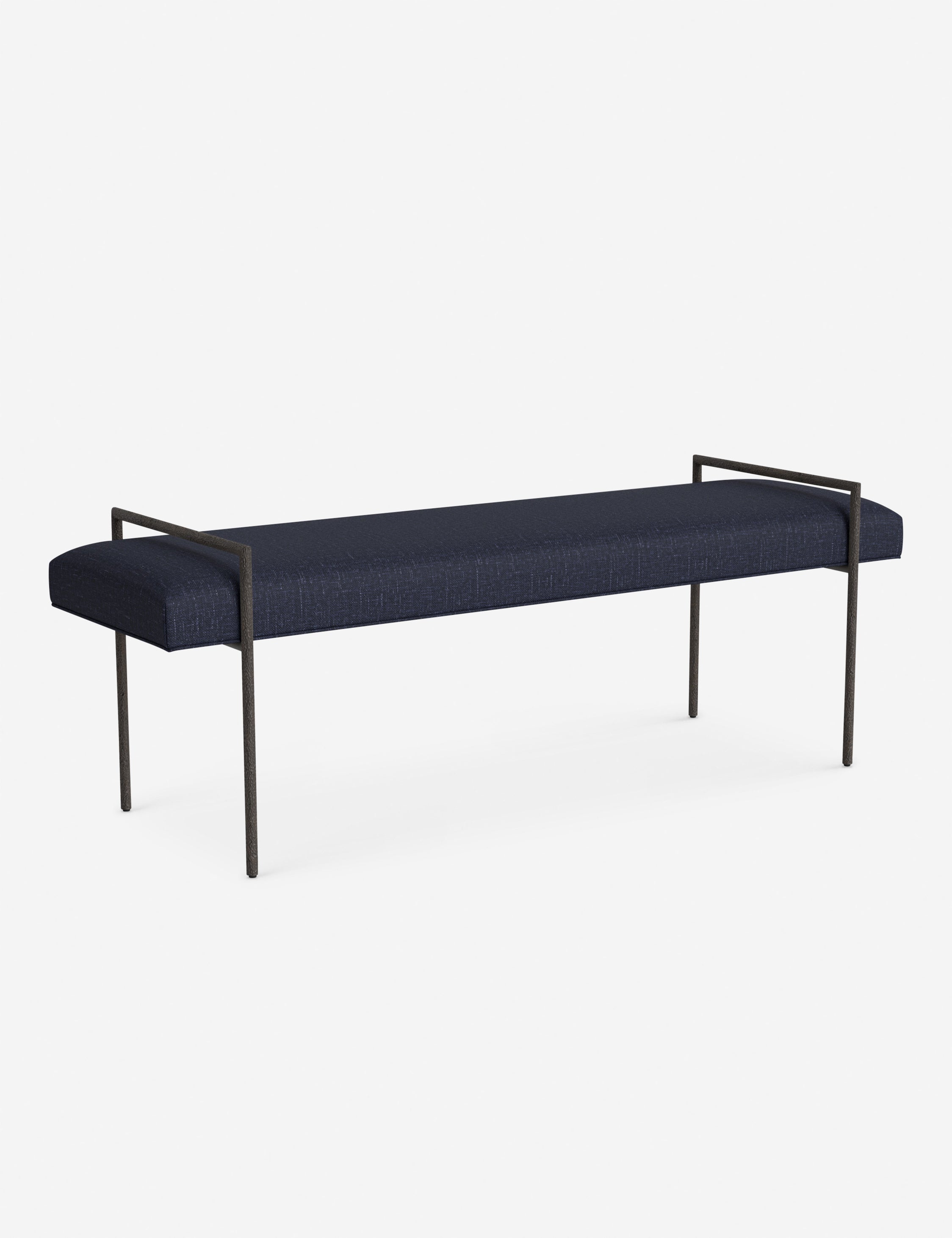 Banc - Une assise fine rembourrée repose sur un cadre métallique épuré, conférant à ce banc un profil net et architectural
