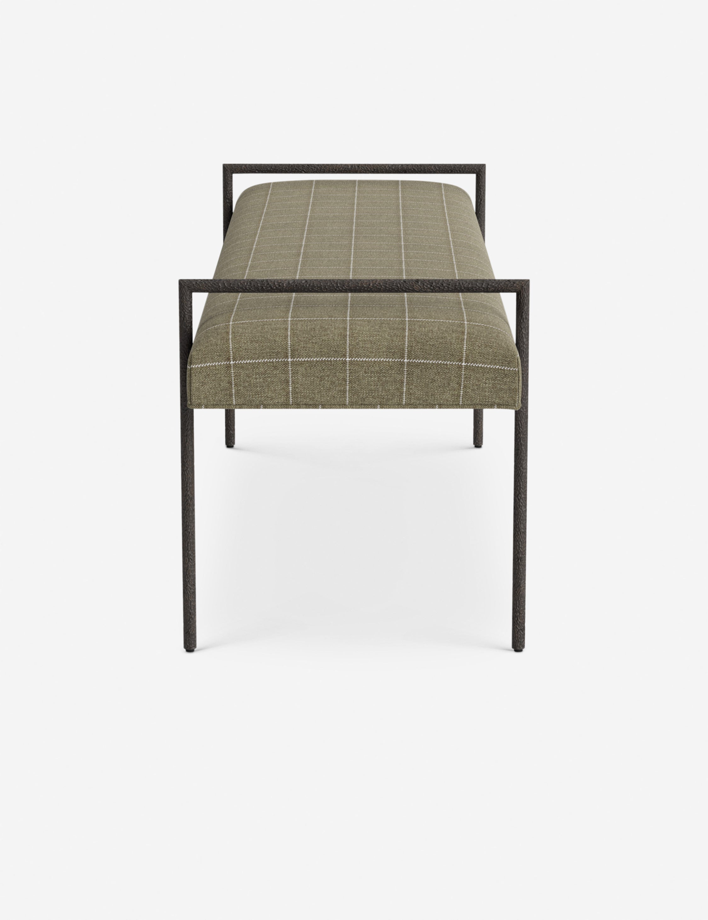 Banc - Une assise fine rembourrée repose sur un cadre métallique épuré, conférant à ce banc un profil net et architectural
