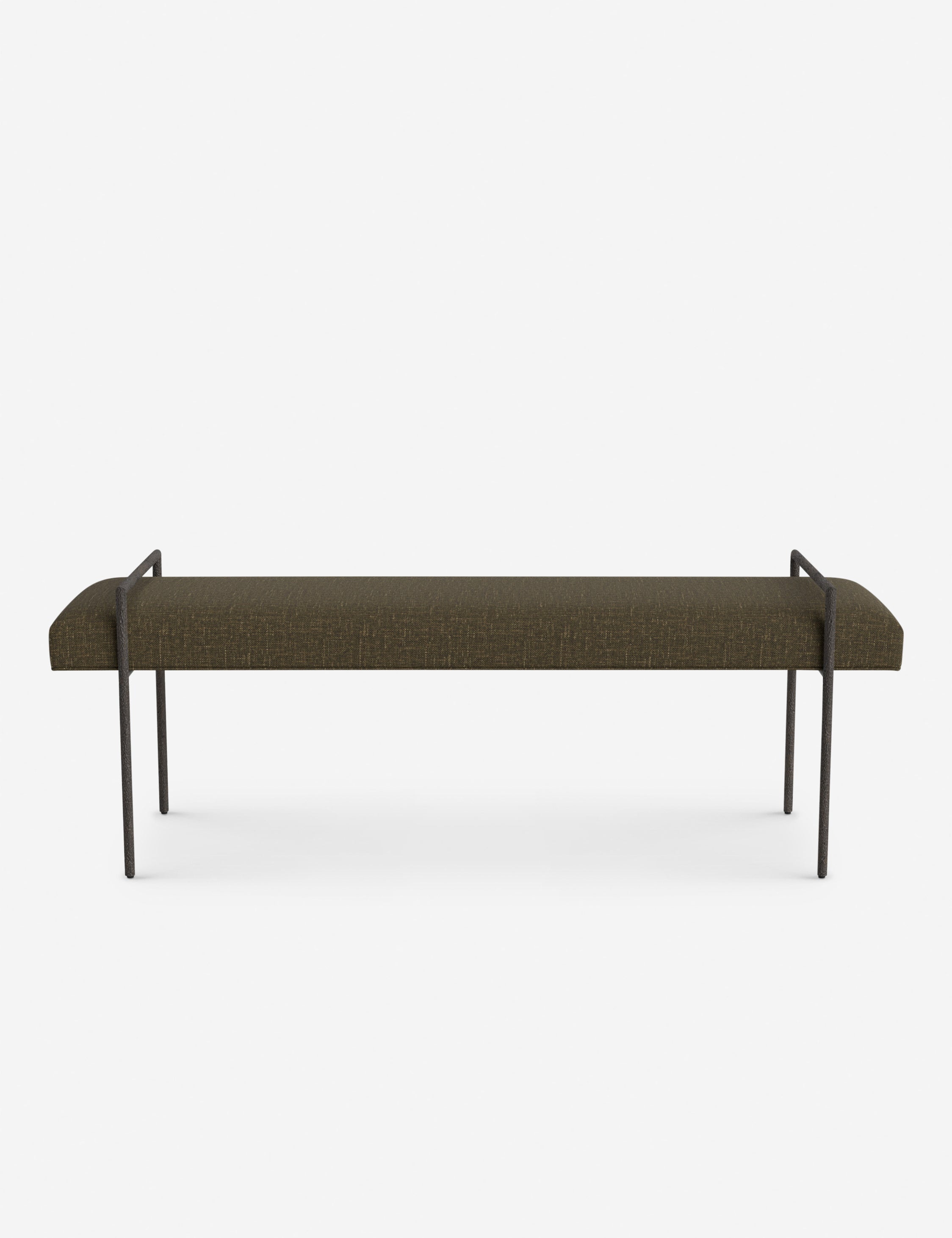 Banc - Une assise fine rembourrée repose sur un cadre métallique épuré, conférant à ce banc un profil net et architectural