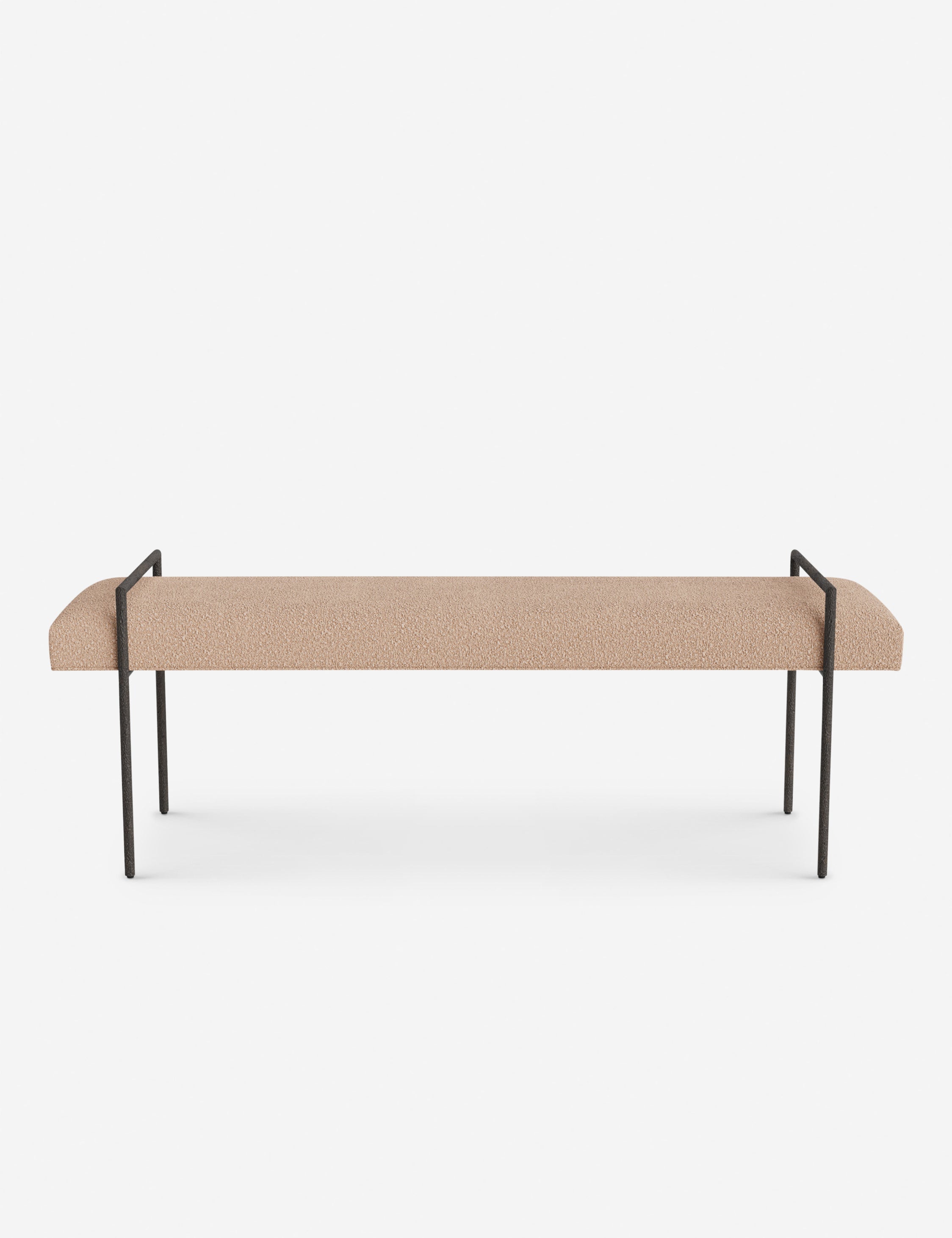Banc - Une assise fine rembourrée repose sur un cadre métallique épuré, conférant à ce banc un profil net et architectural