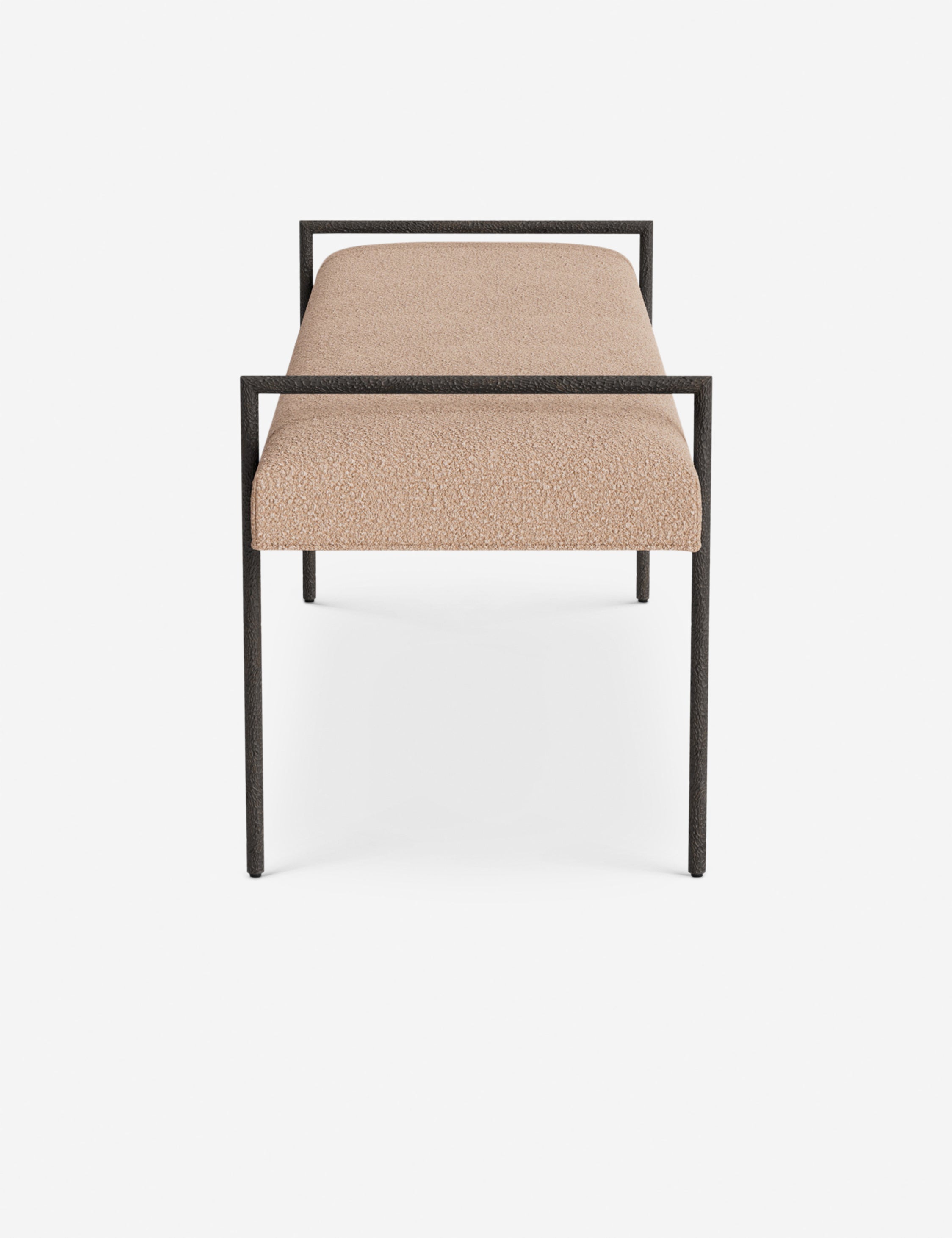 Banc - Une assise fine rembourrée repose sur un cadre métallique épuré, conférant à ce banc un profil net et architectural