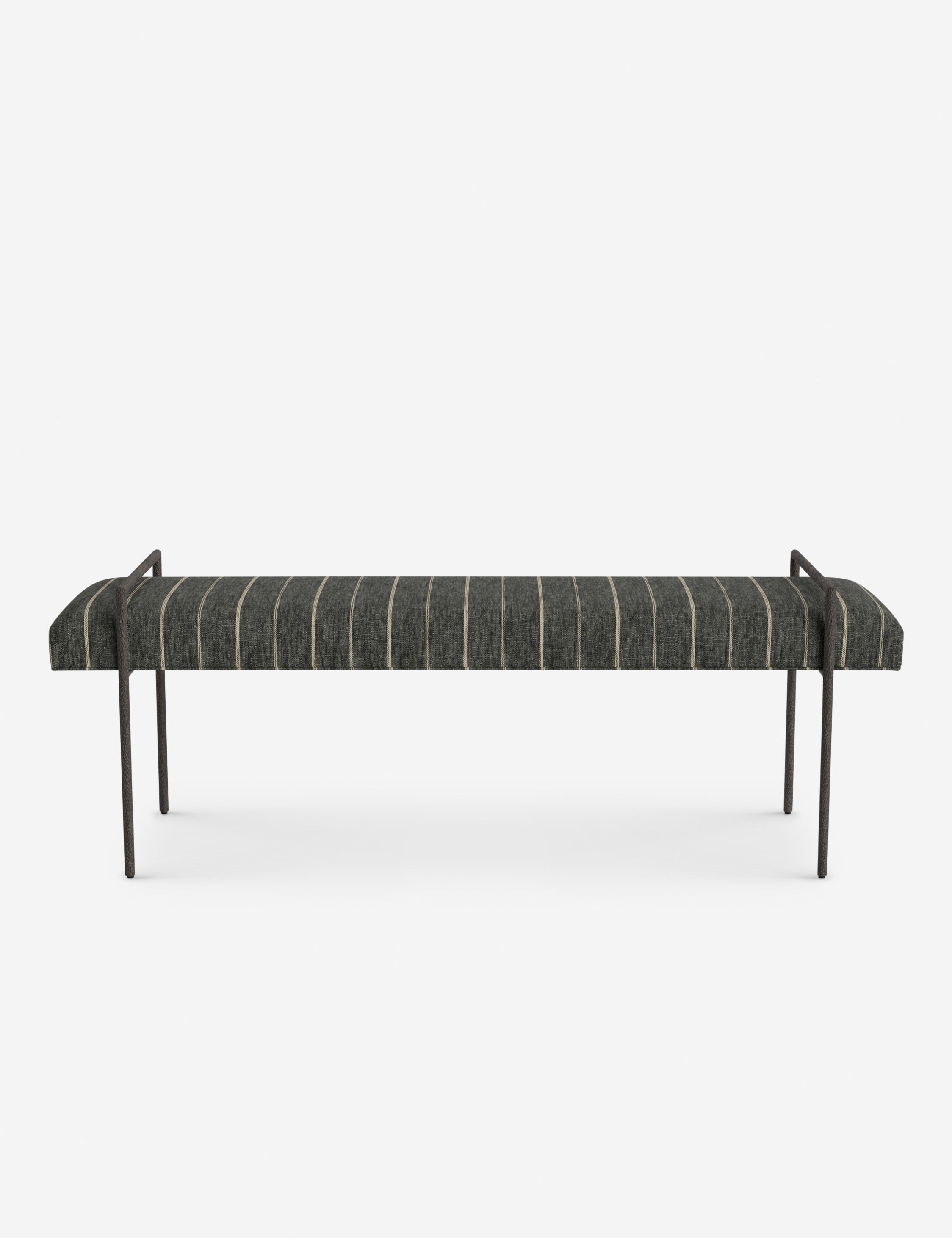 Banc - Une assise fine rembourrée repose sur un cadre métallique épuré, conférant à ce banc un profil net et architectural