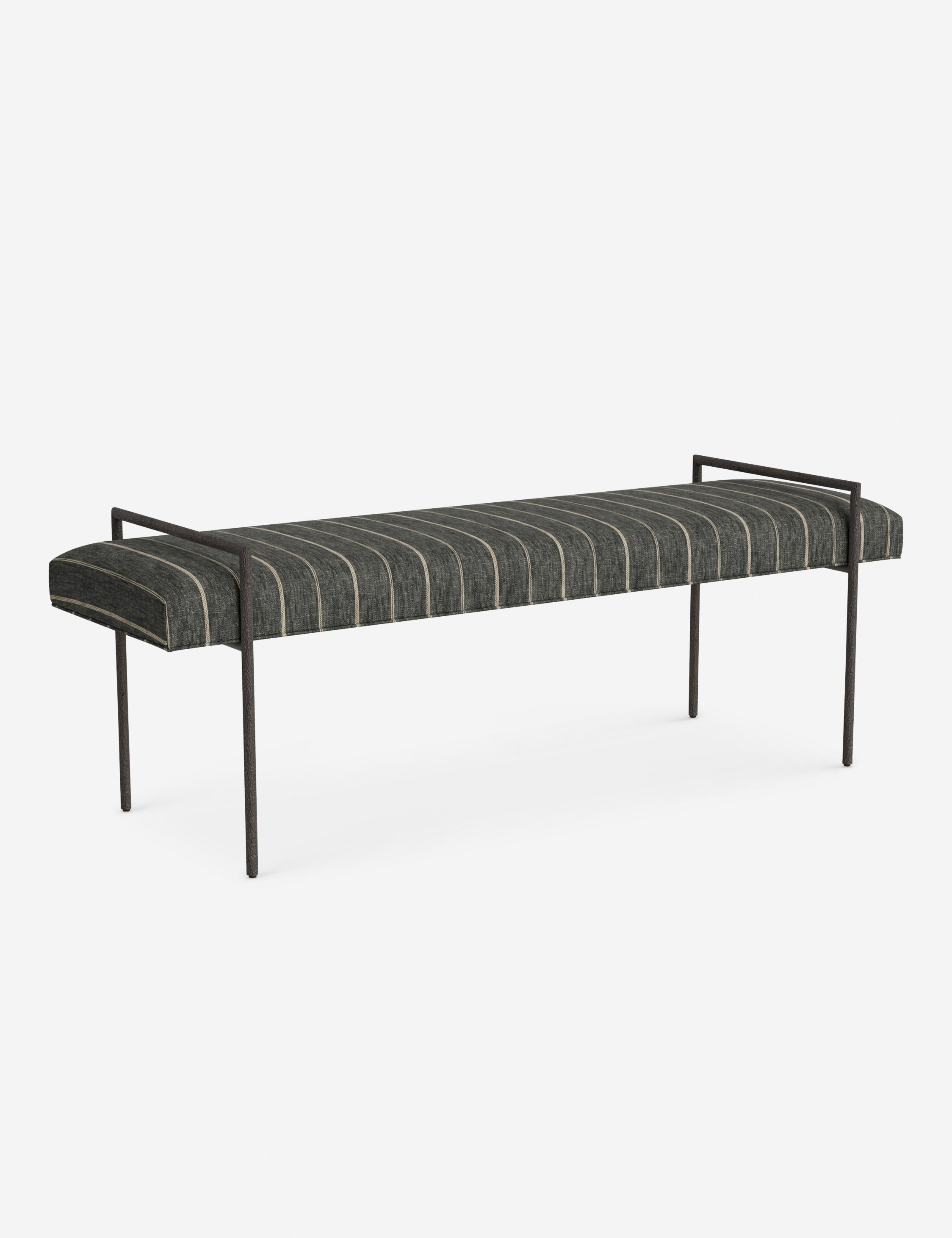 Banc - Une assise fine rembourrée repose sur un cadre métallique épuré, conférant à ce banc un profil net et architectural