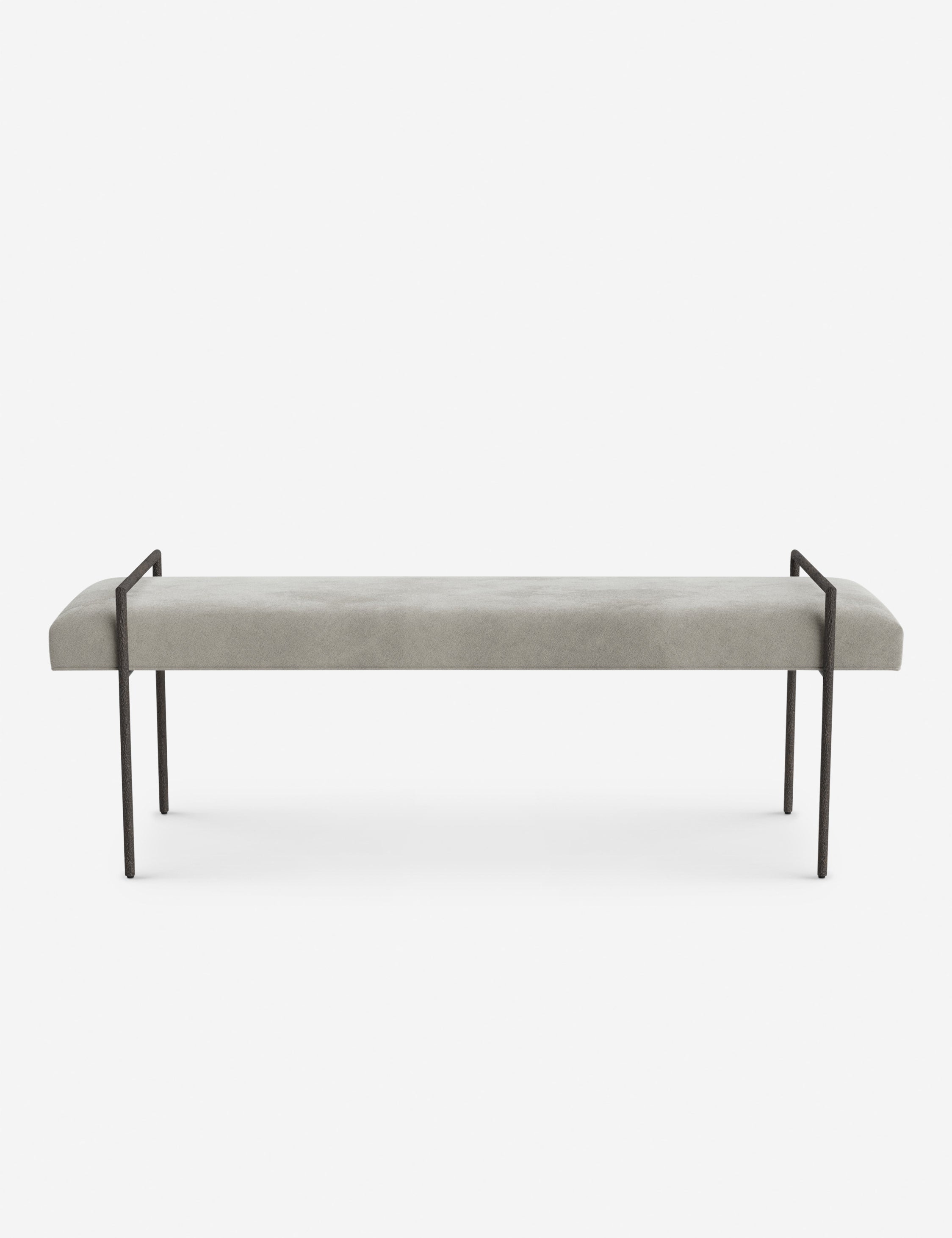 Banc - Une assise fine rembourrée repose sur un cadre métallique épuré, conférant à ce banc un profil net et architectural
