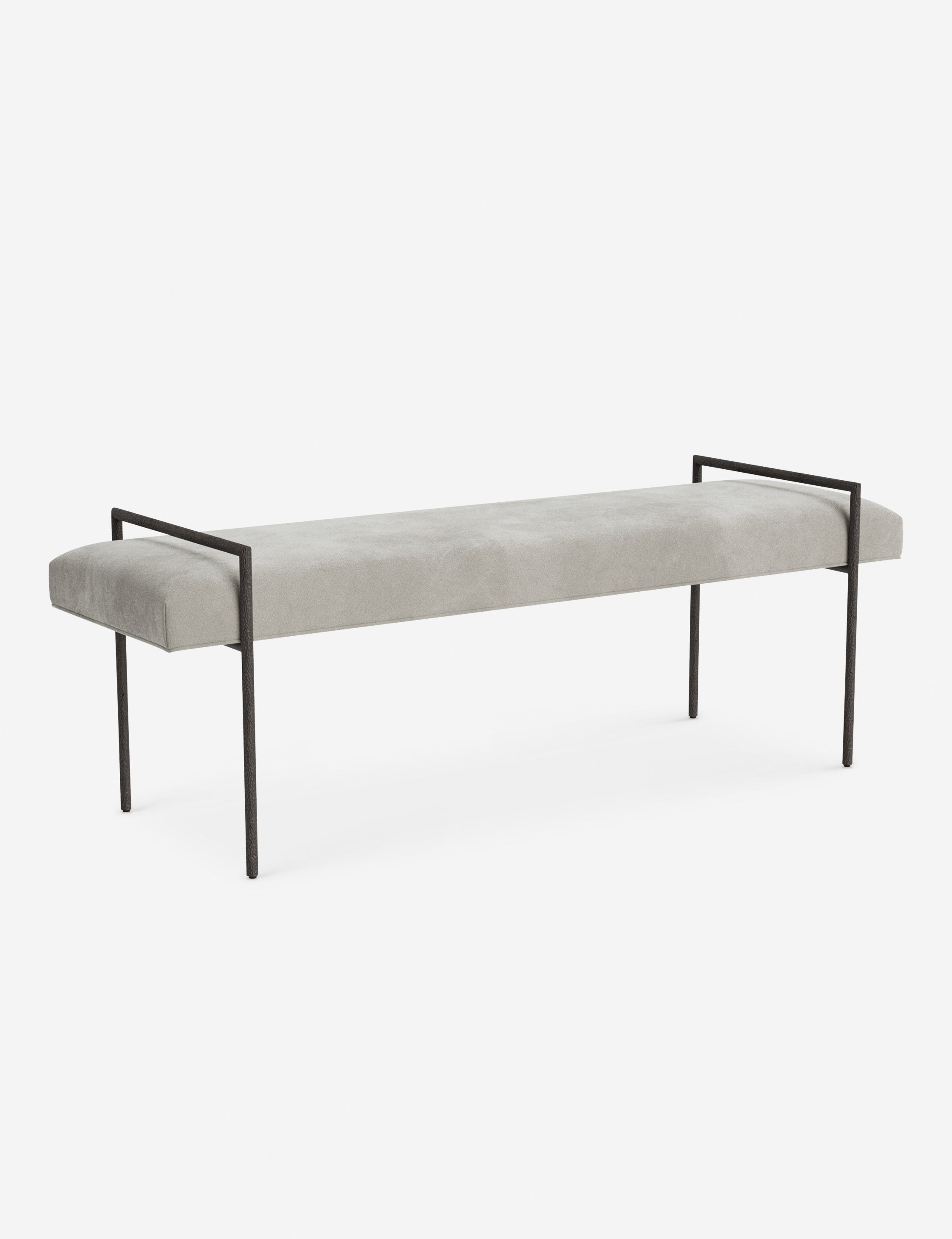 Banc - Une assise fine rembourrée repose sur un cadre métallique épuré, conférant à ce banc un profil net et architectural
