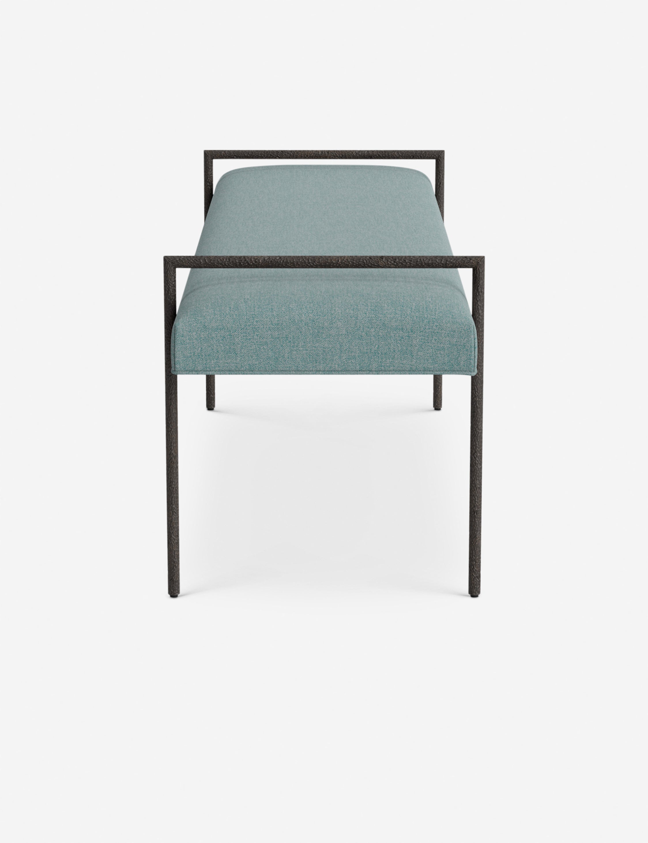 Banc - Une assise fine rembourrée repose sur un cadre métallique épuré, conférant à ce banc un profil net et architectural