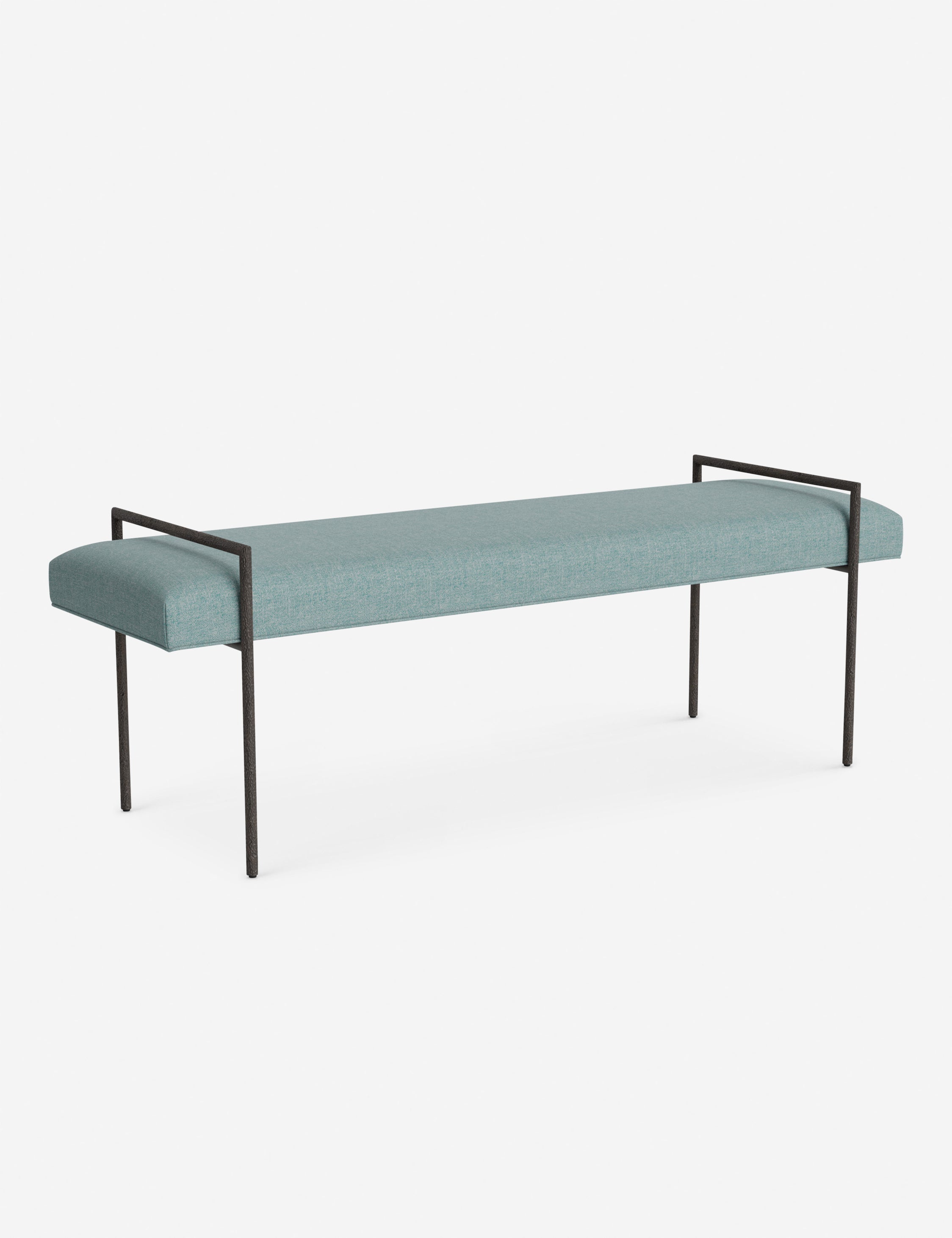Banc - Une assise fine rembourrée repose sur un cadre métallique épuré, conférant à ce banc un profil net et architectural