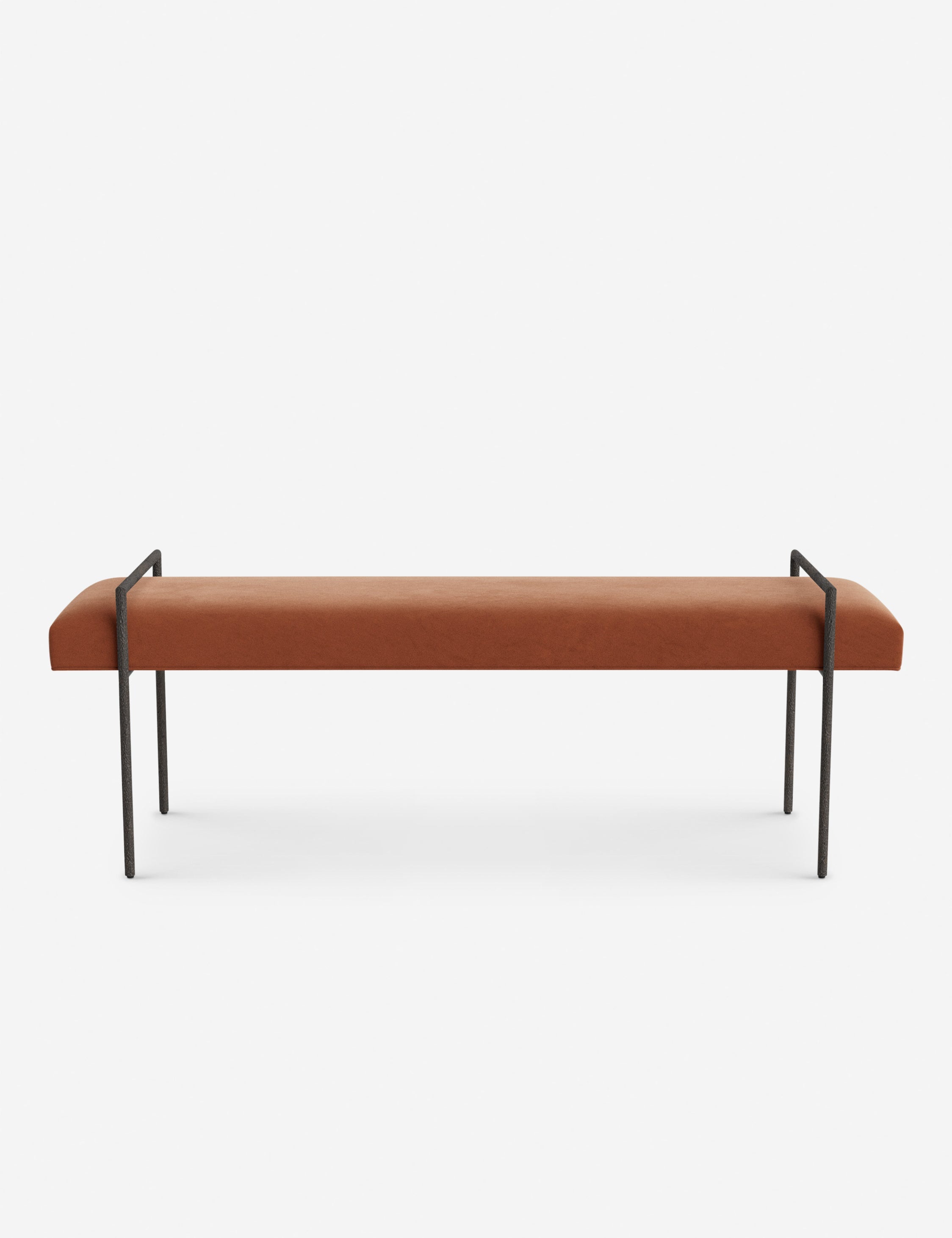Banc - Une assise fine rembourrée repose sur un cadre métallique épuré, conférant à ce banc un profil net et architectural