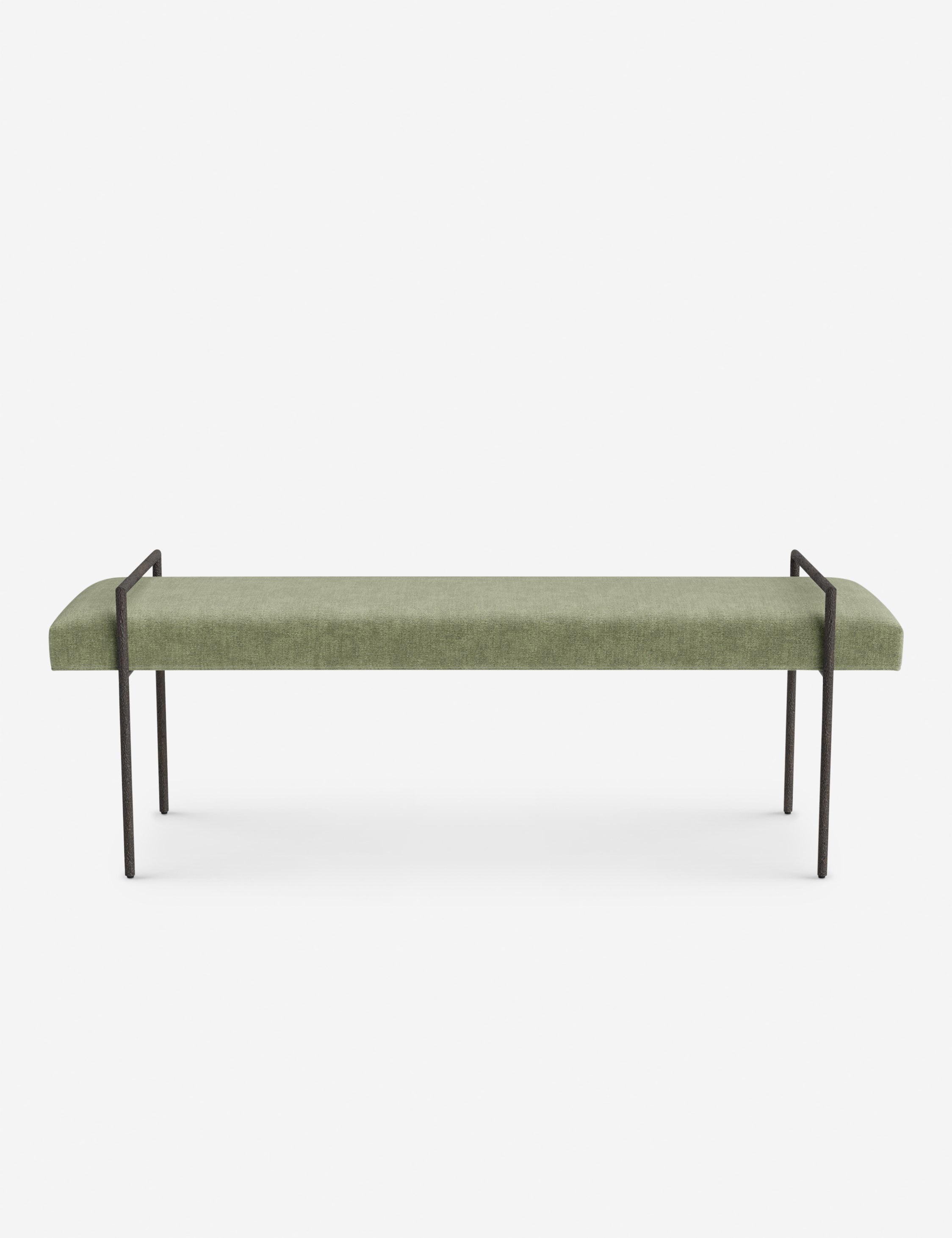 Banc - Une assise fine rembourrée repose sur un cadre métallique épuré, conférant à ce banc un profil net et architectural