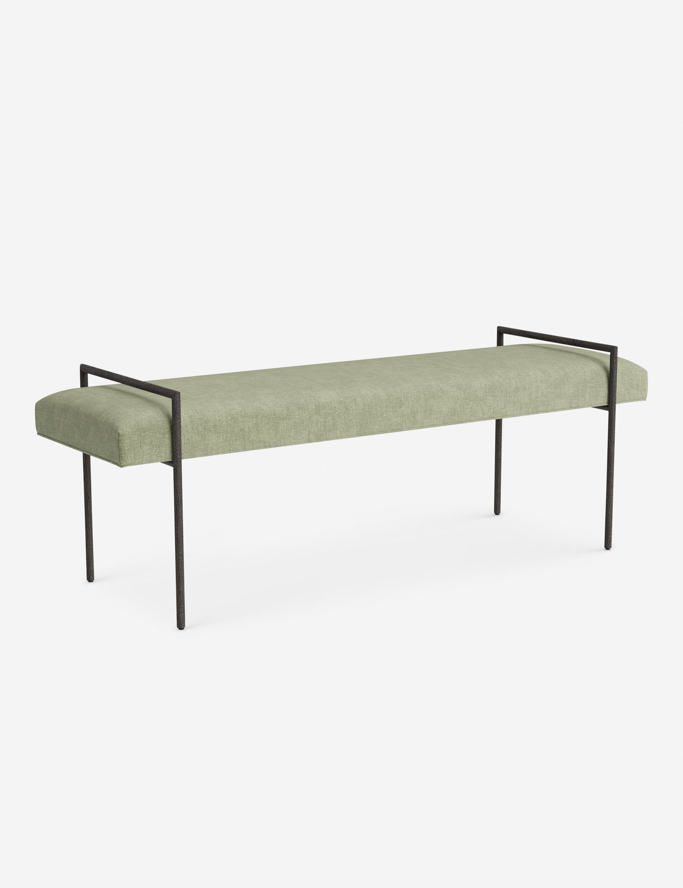 Banc - Une assise fine rembourrée repose sur un cadre métallique épuré, conférant à ce banc un profil net et architectural