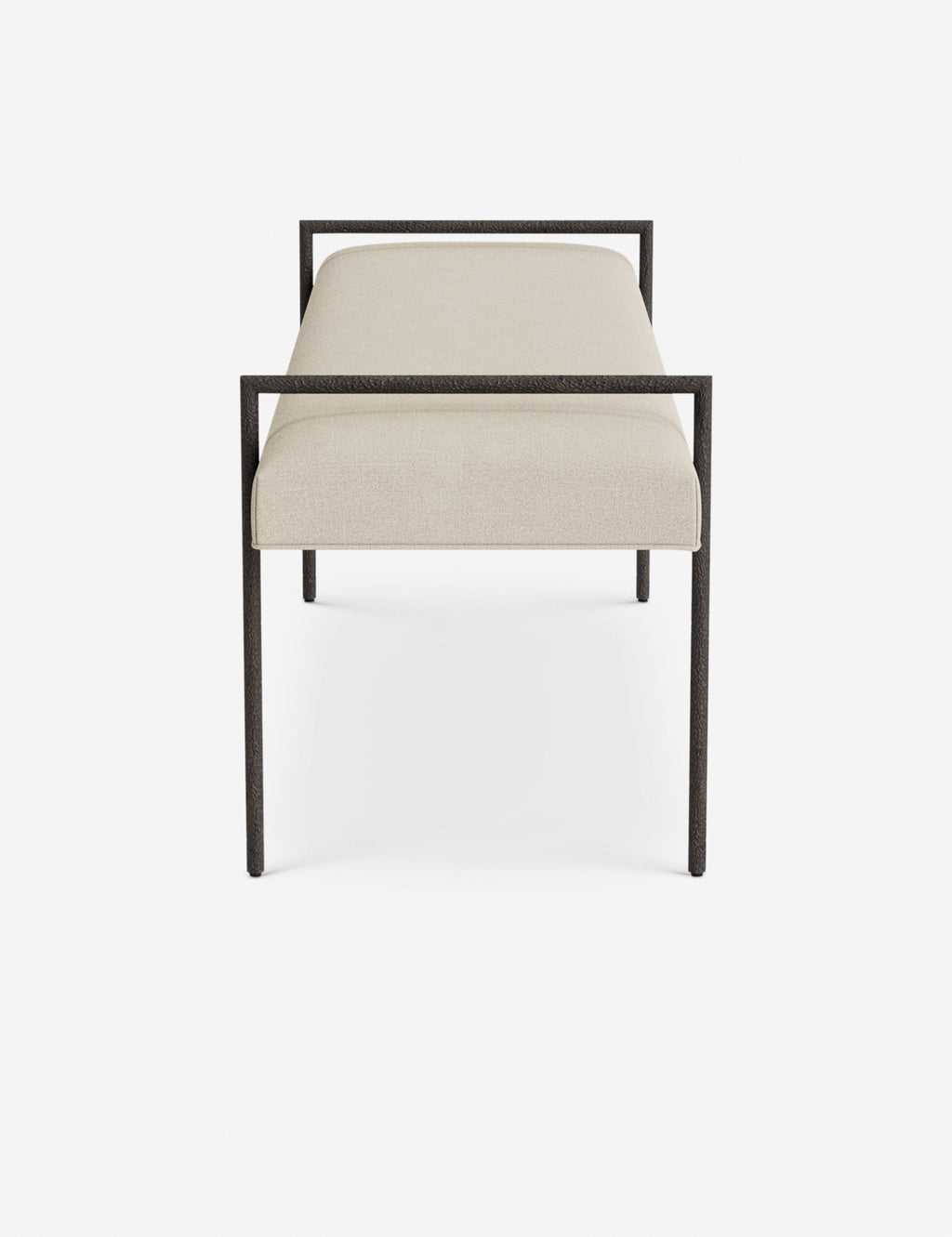 Banc - Une assise fine rembourrée repose sur un cadre métallique épuré, conférant à ce banc un profil net et architectural