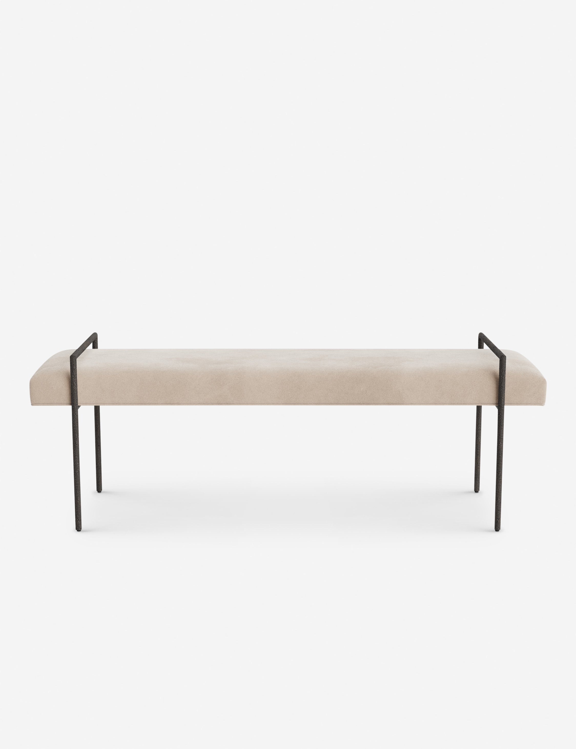 Banc - Une assise fine rembourrée repose sur un cadre métallique épuré, conférant à ce banc un profil net et architectural