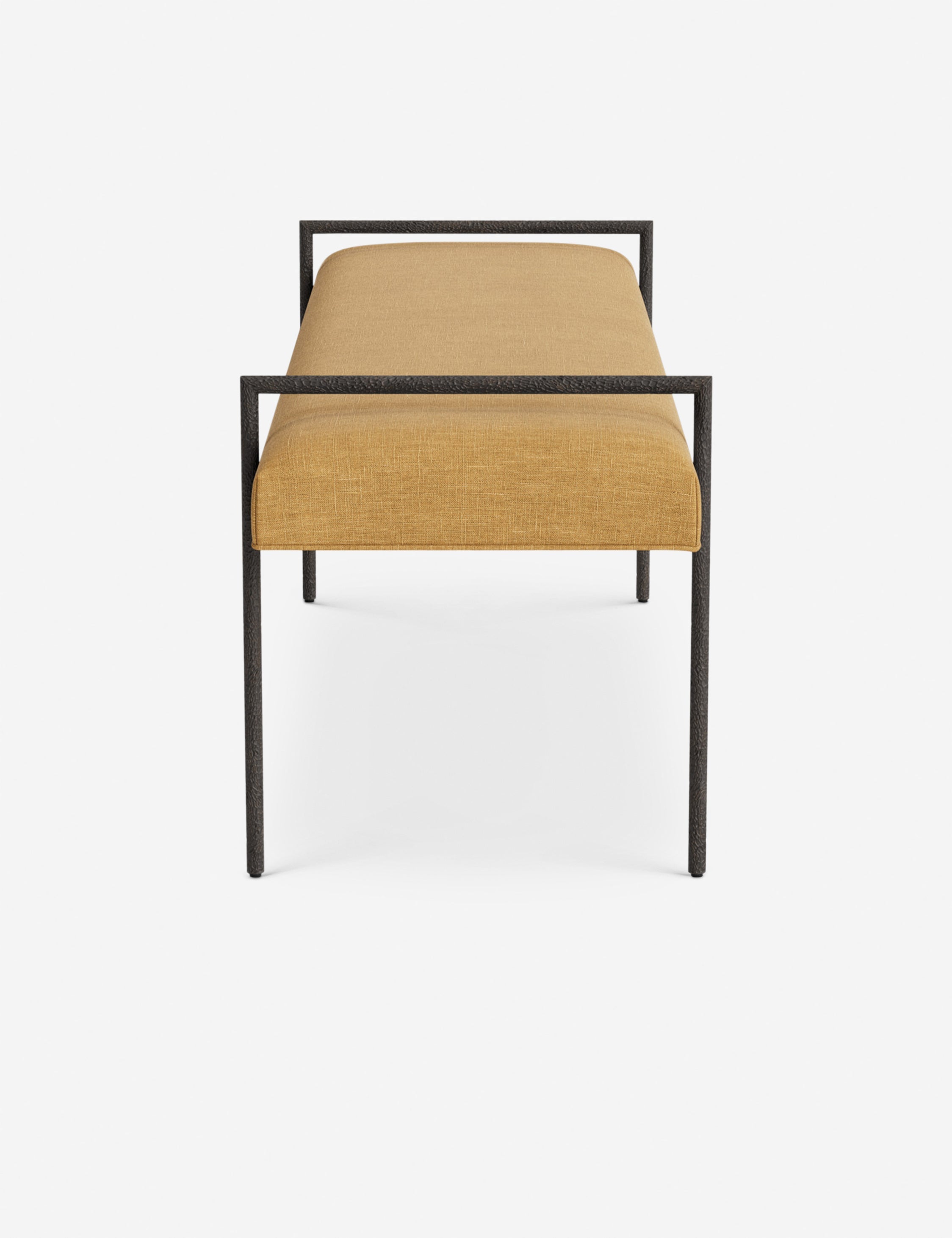 Banc - Une assise fine rembourrée repose sur un cadre métallique épuré, conférant à ce banc un profil net et architectural