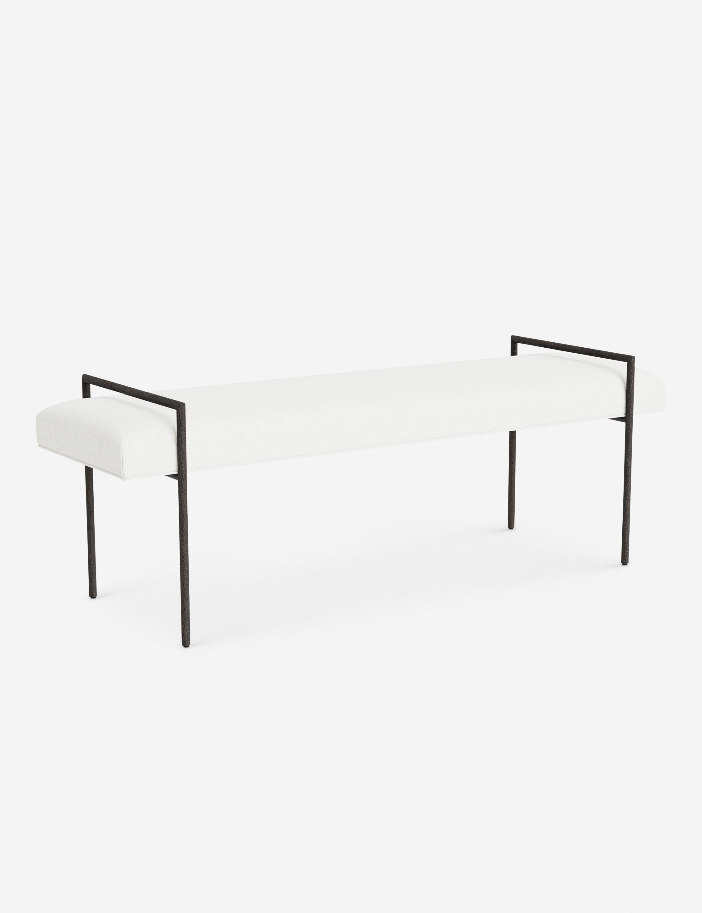 Banc - Une assise fine rembourrée repose sur un cadre métallique épuré, conférant à ce banc un profil net et architectural