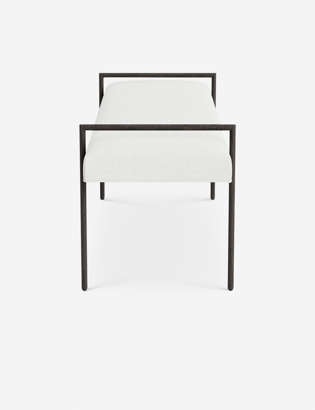 Banc - Une assise fine rembourrée repose sur un cadre métallique épuré, conférant à ce banc un profil net et architectural