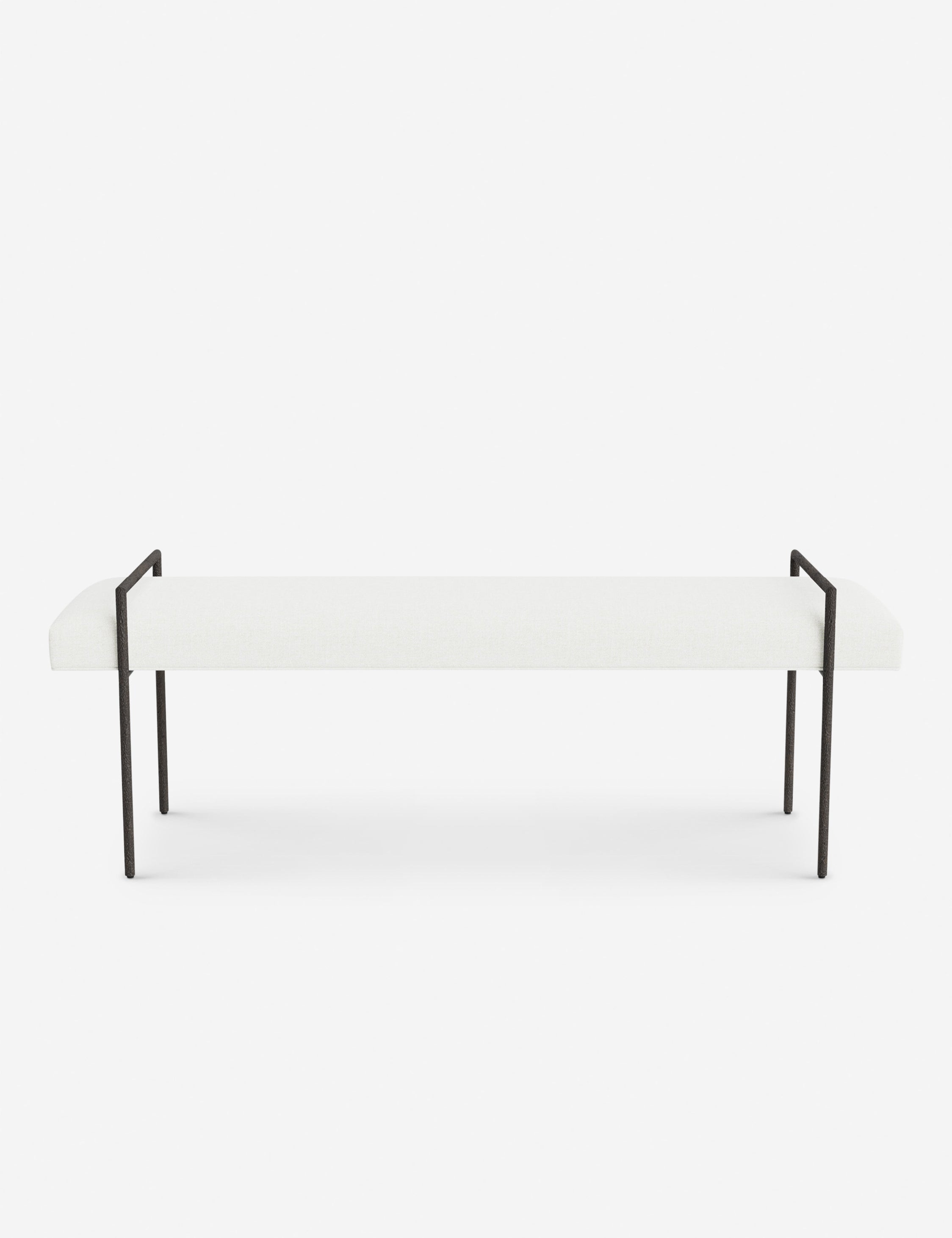 Banc - Une assise fine rembourrée repose sur un cadre métallique épuré, conférant à ce banc un profil net et architectural