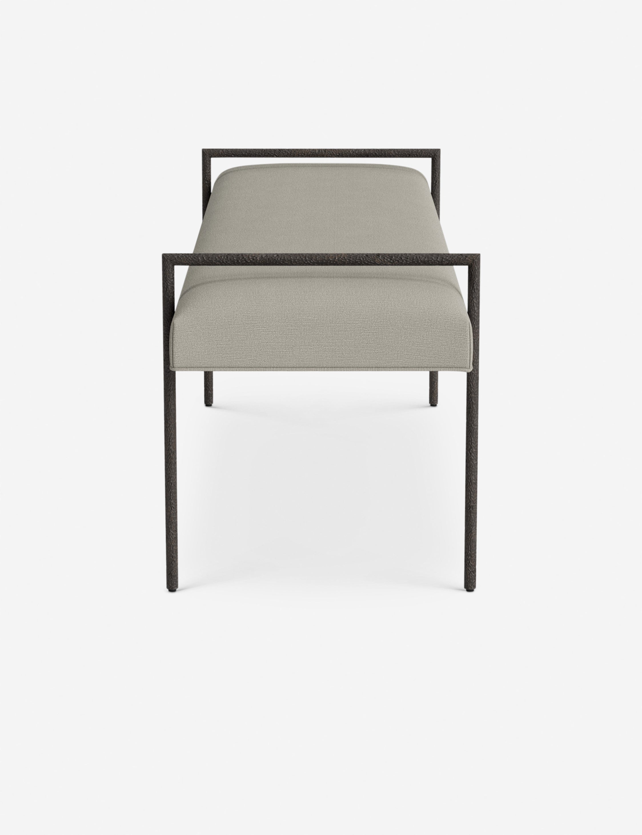 Banc - Une assise fine rembourrée repose sur un cadre métallique épuré, conférant à ce banc un profil net et architectural