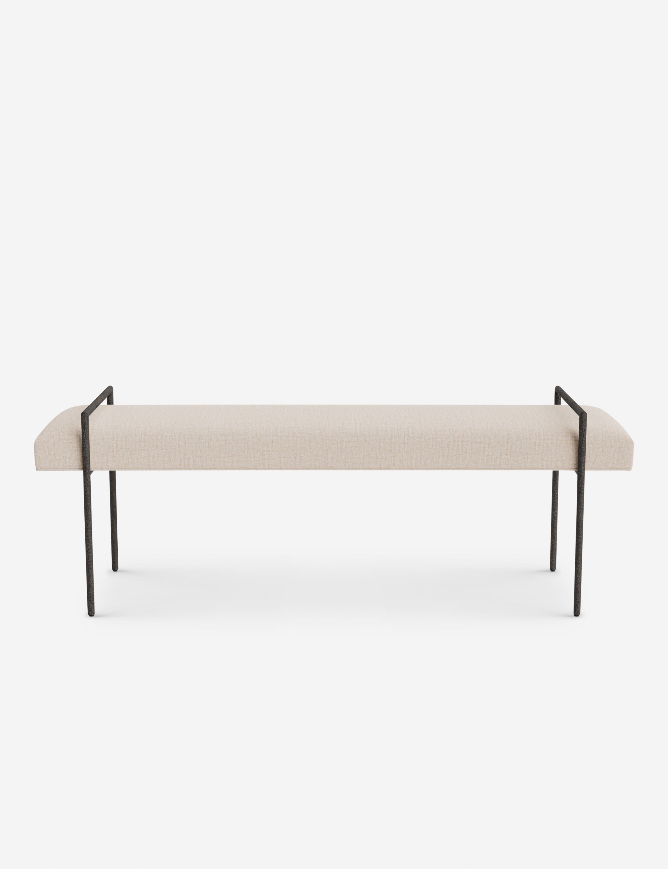 Banc - Une assise fine rembourrée repose sur un cadre métallique épuré, conférant à ce banc un profil net et architectural