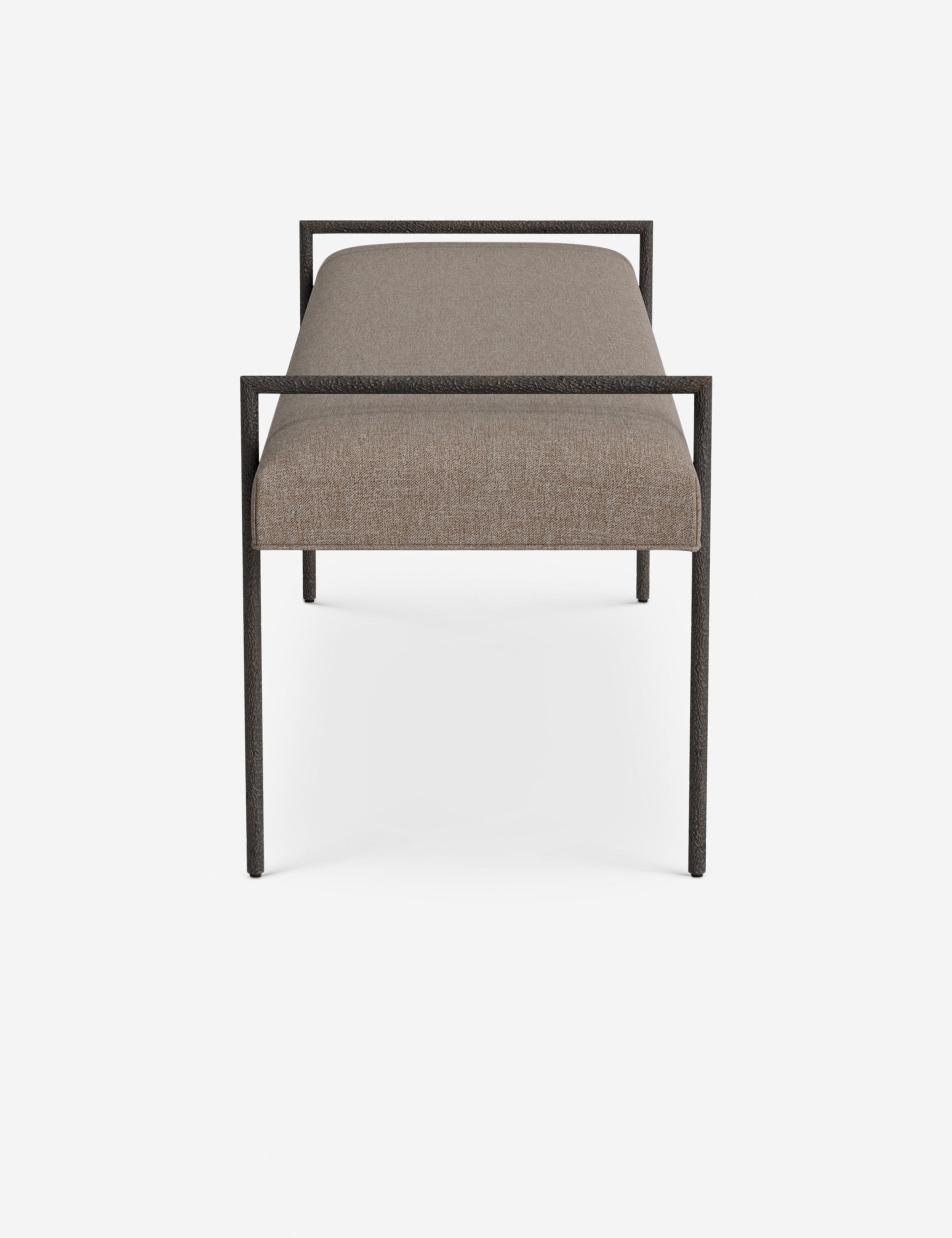 Banc - Une assise fine rembourrée repose sur un cadre métallique épuré, conférant à ce banc un profil net et architectural