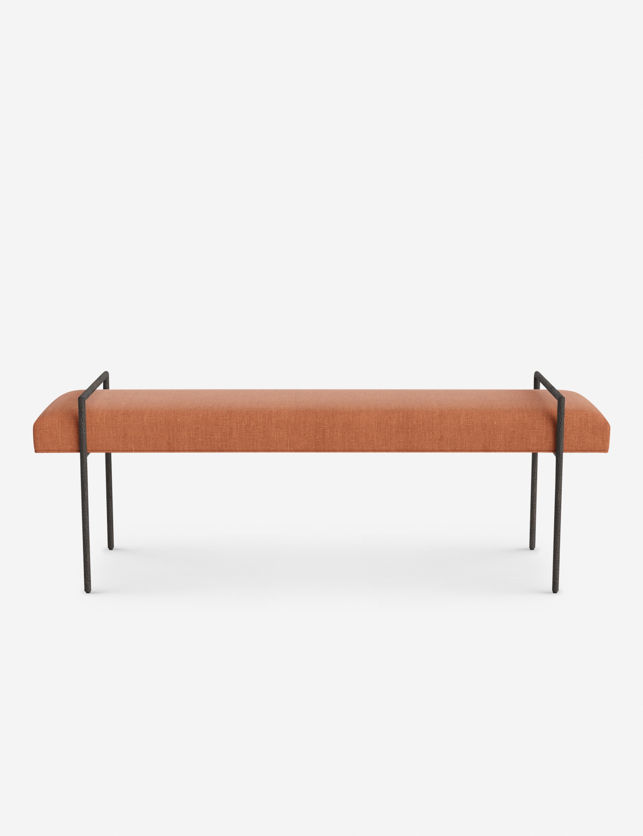 Banc - Une assise fine rembourrée repose sur un cadre métallique épuré, conférant à ce banc un profil net et architectural