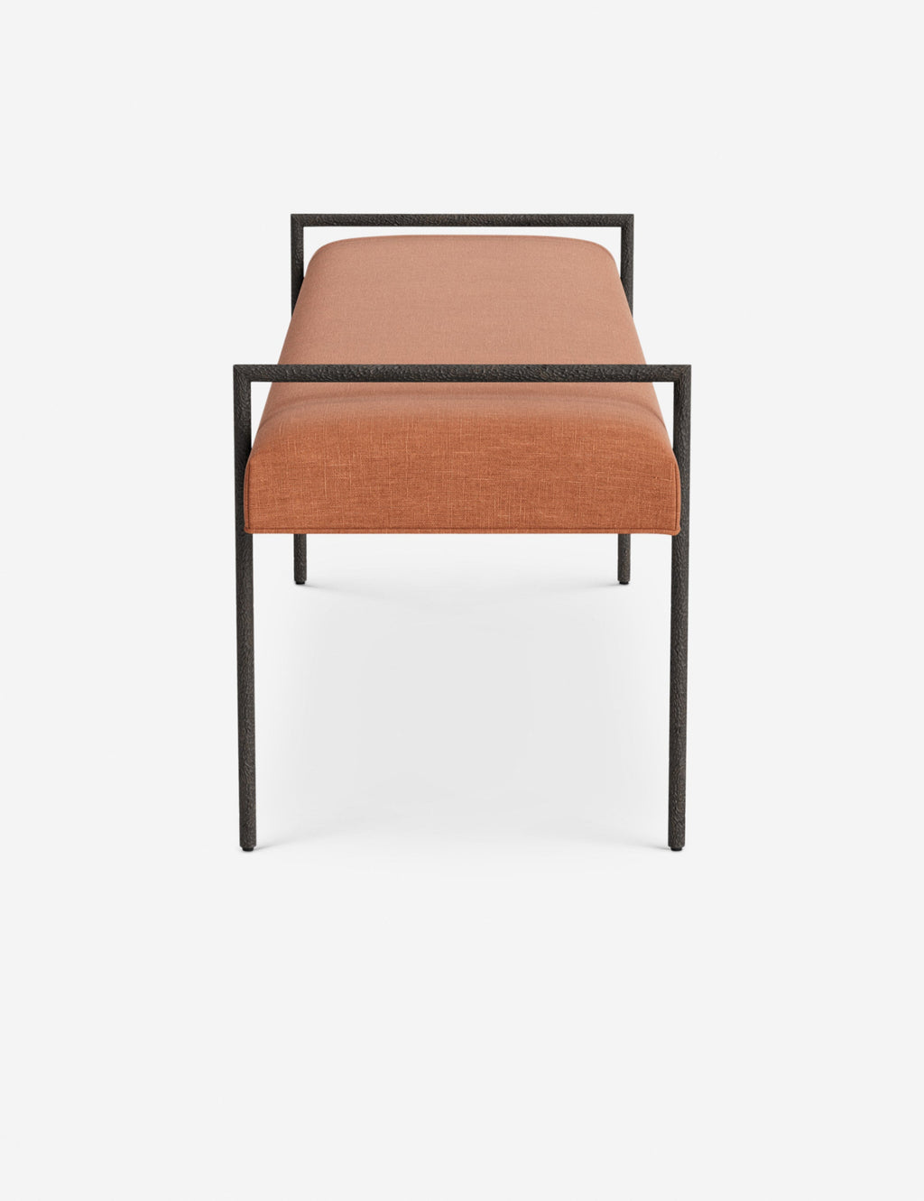 Banc - Une assise fine rembourrée repose sur un cadre métallique épuré, conférant à ce banc un profil net et architectural