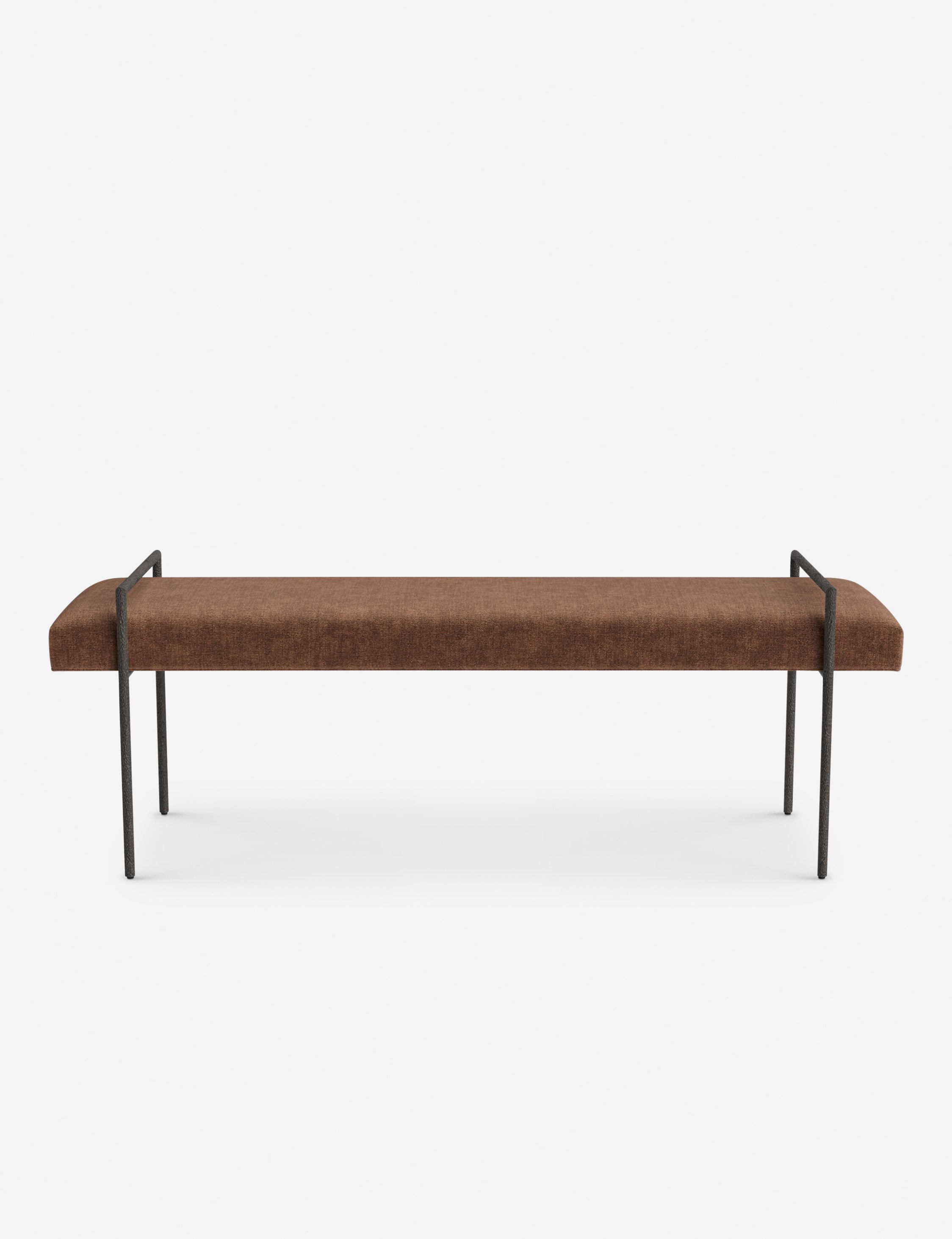Banc - Une assise fine rembourrée repose sur un cadre métallique épuré, conférant à ce banc un profil net et architectural