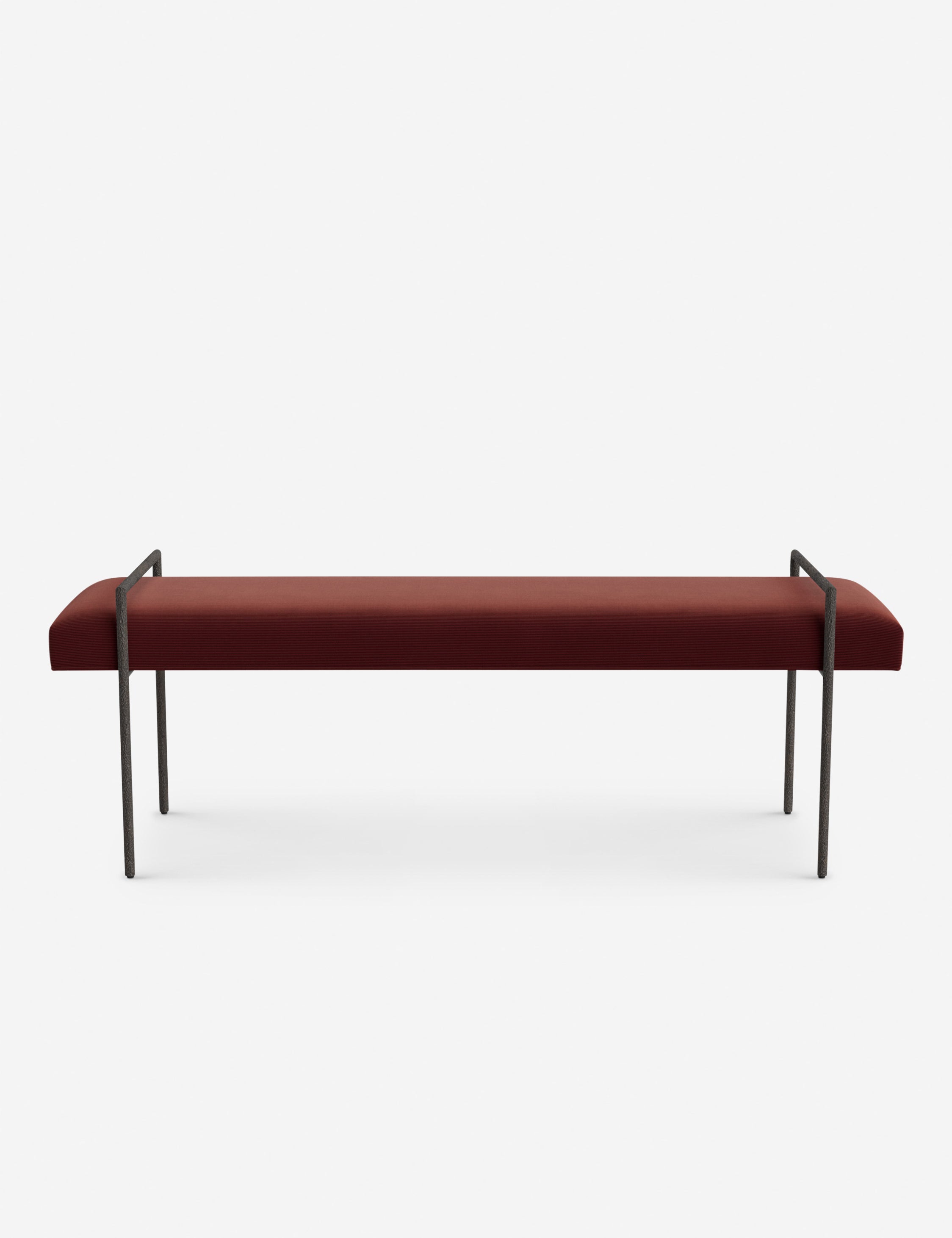 Banc - Une assise fine rembourrée repose sur un cadre métallique épuré, conférant à ce banc un profil net et architectural