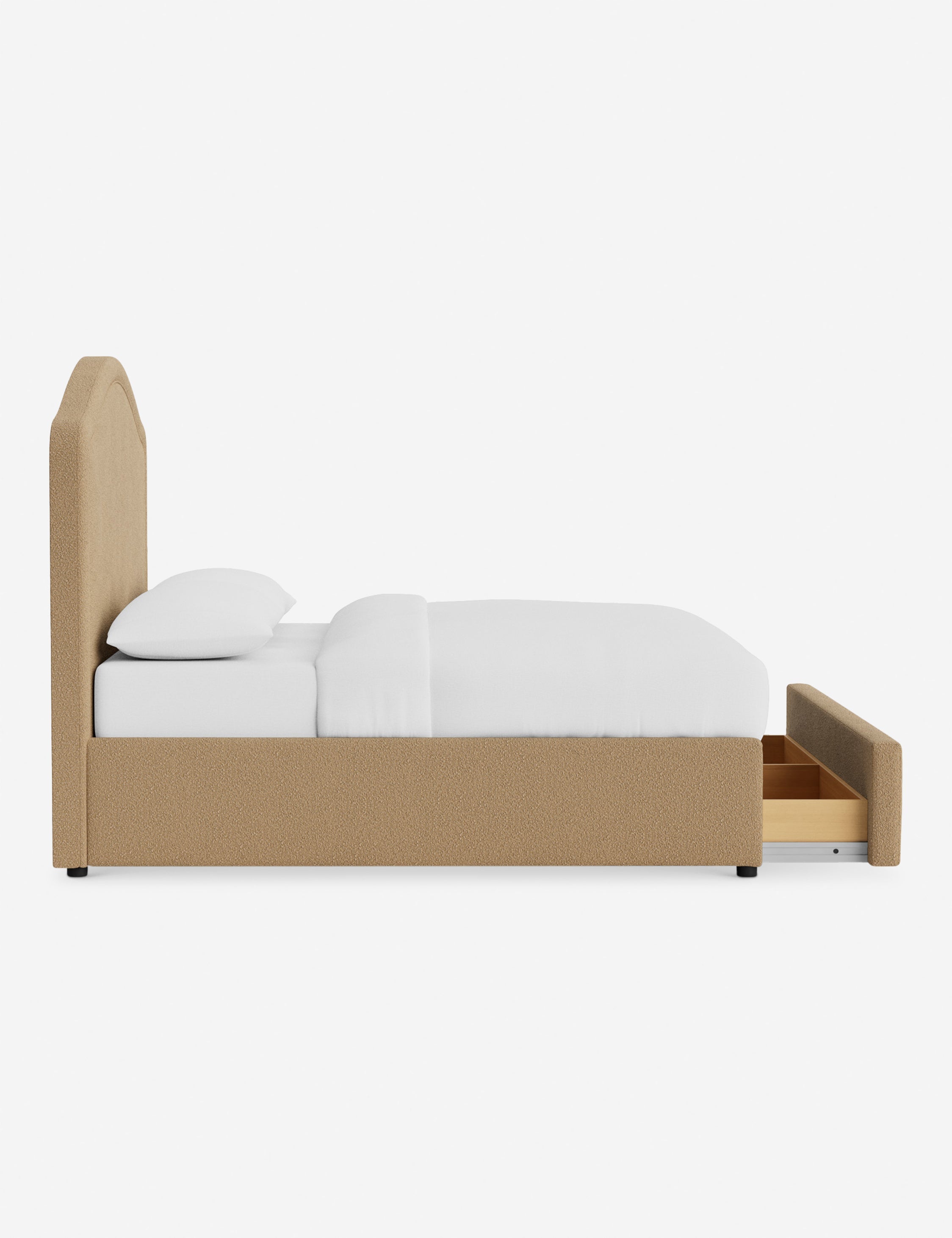 Lit - Le lit présente une arche gracieuse dans un cadre épuré et ajusté