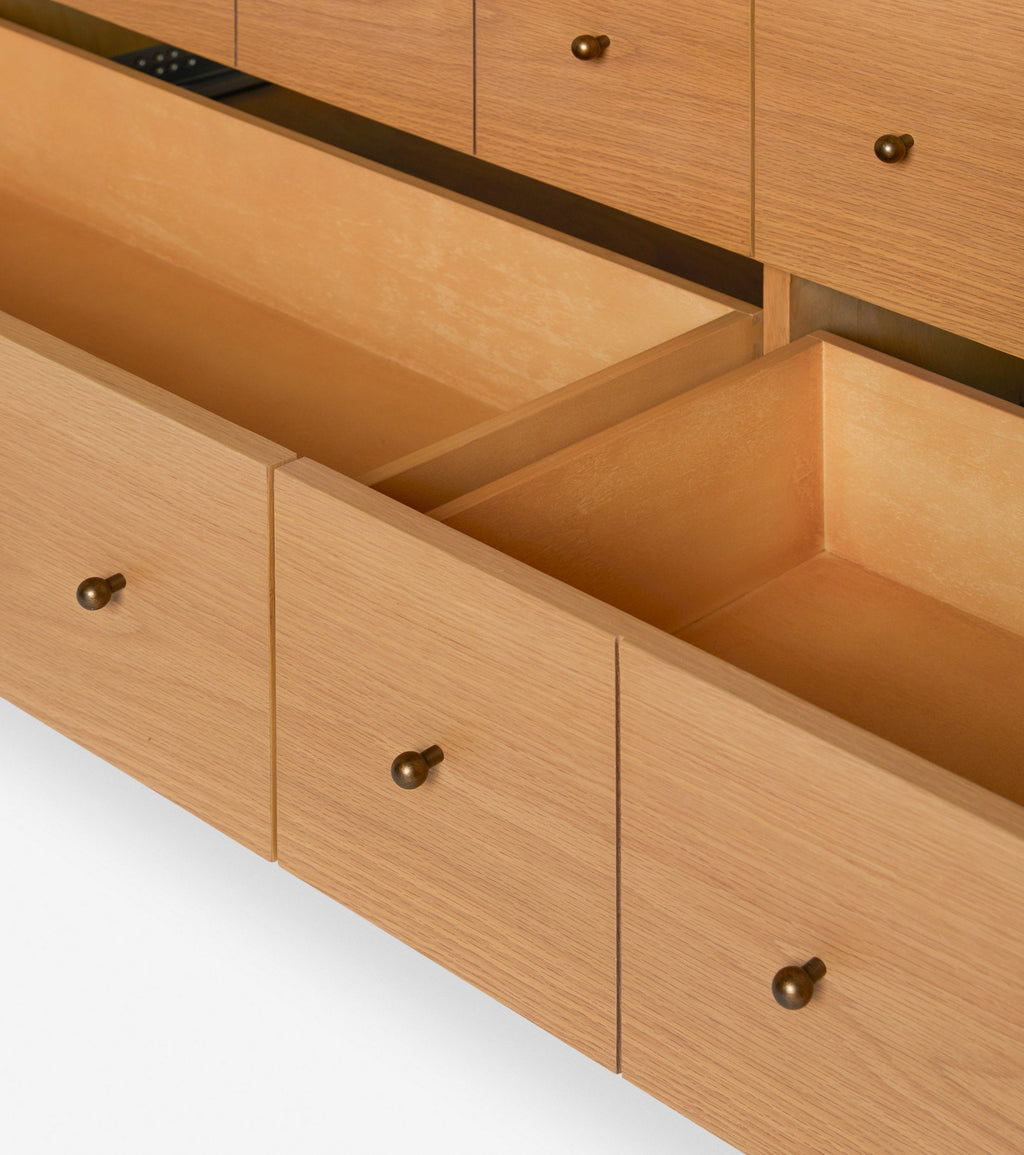 Commode à 6 tiroirs - Avec un mélange raffiné de formes et de lignes, cette commode présente des pieds tournés sculpturaux qui encadrent un caisson aux lignes épurées