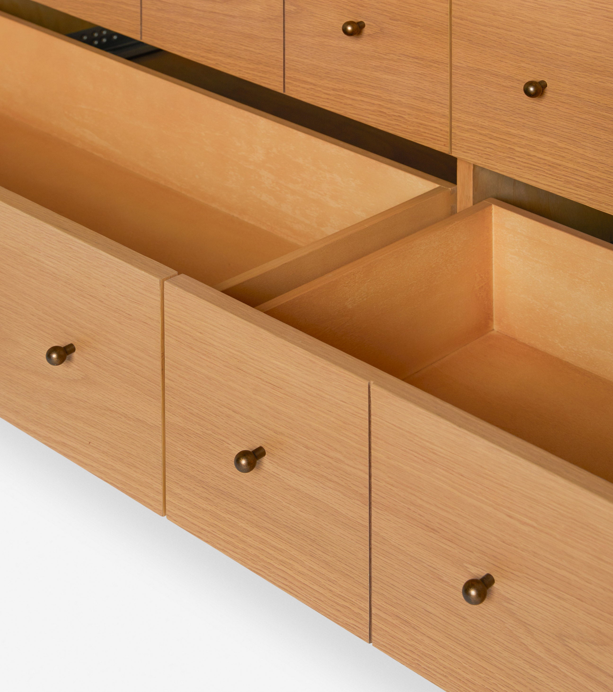 Commode à 6 tiroirs - Avec un mélange raffiné de formes et de lignes, cette commode présente des pieds tournés sculpturaux qui encadrent un caisson aux lignes épurées