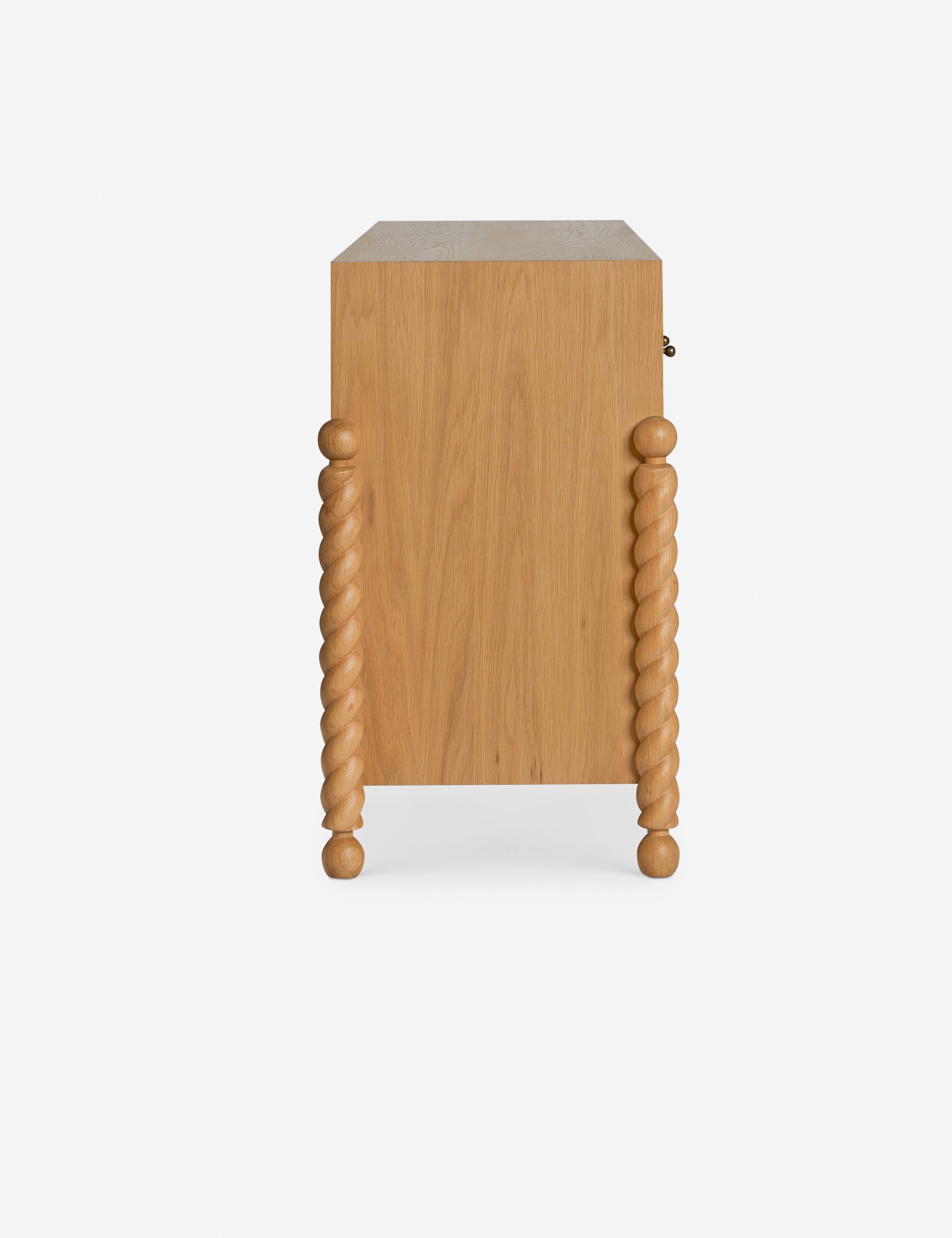 Commode à 6 tiroirs - Avec un mélange raffiné de formes et de lignes, cette commode présente des pieds tournés sculpturaux qui encadrent un caisson aux lignes épurées