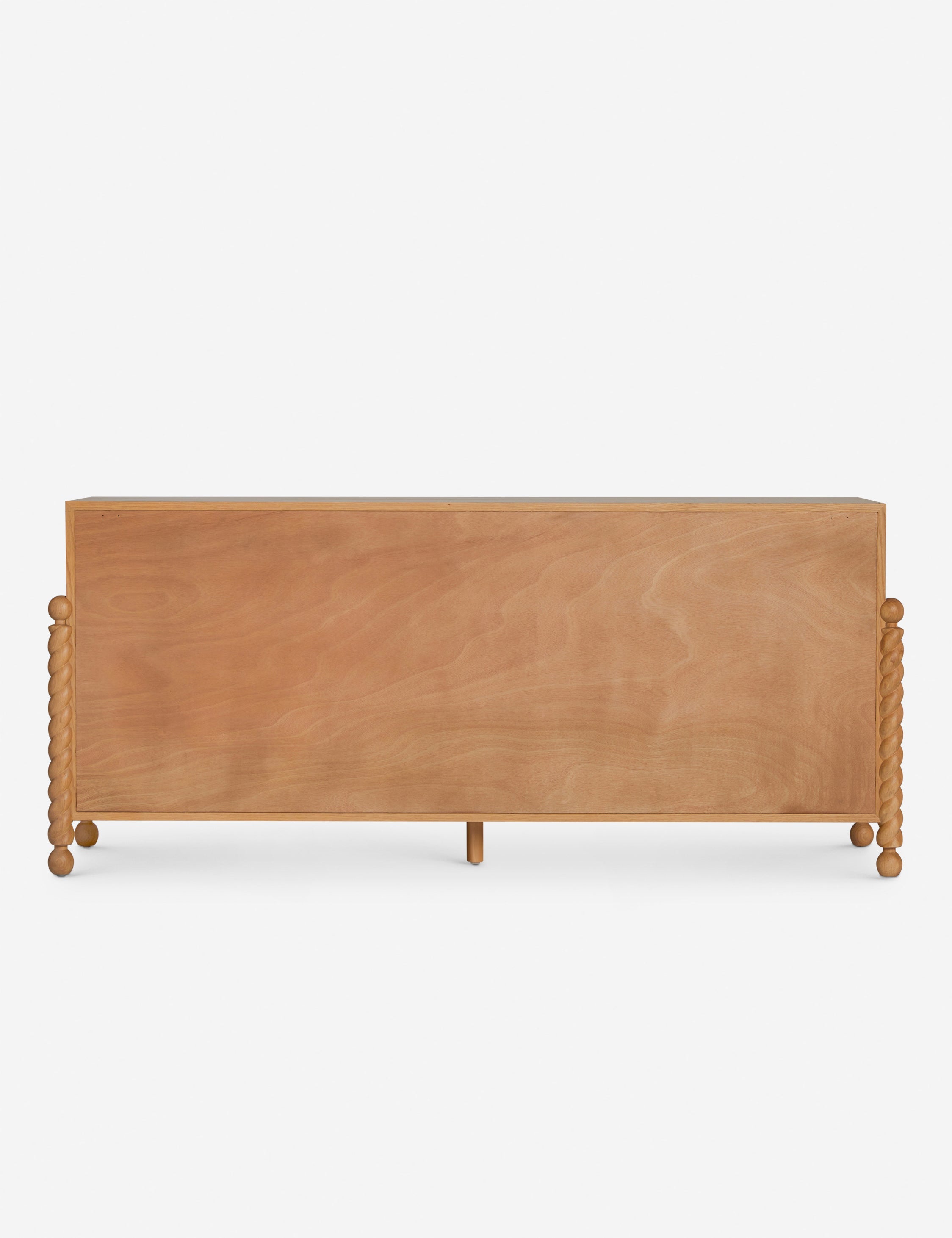 Commode à 6 tiroirs - Avec un mélange raffiné de formes et de lignes, cette commode présente des pieds tournés sculpturaux qui encadrent un caisson aux lignes épurées