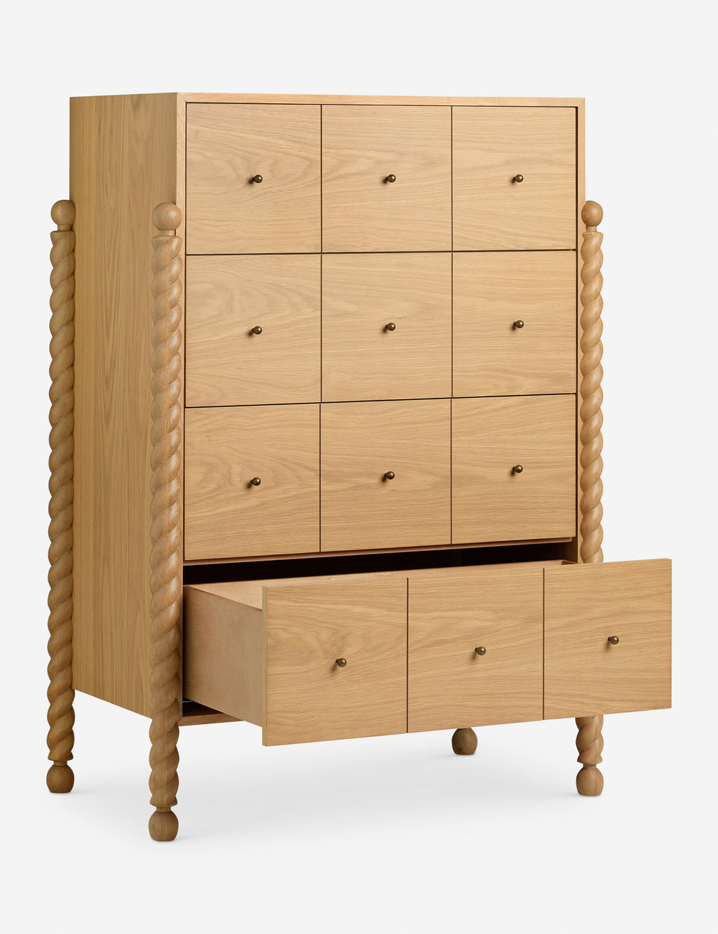 Commode haute - Mélange raffiné de formes et de lignes, cette commode présente des pieds sculptés tournés qui encadrent une structure aux lignes épurées