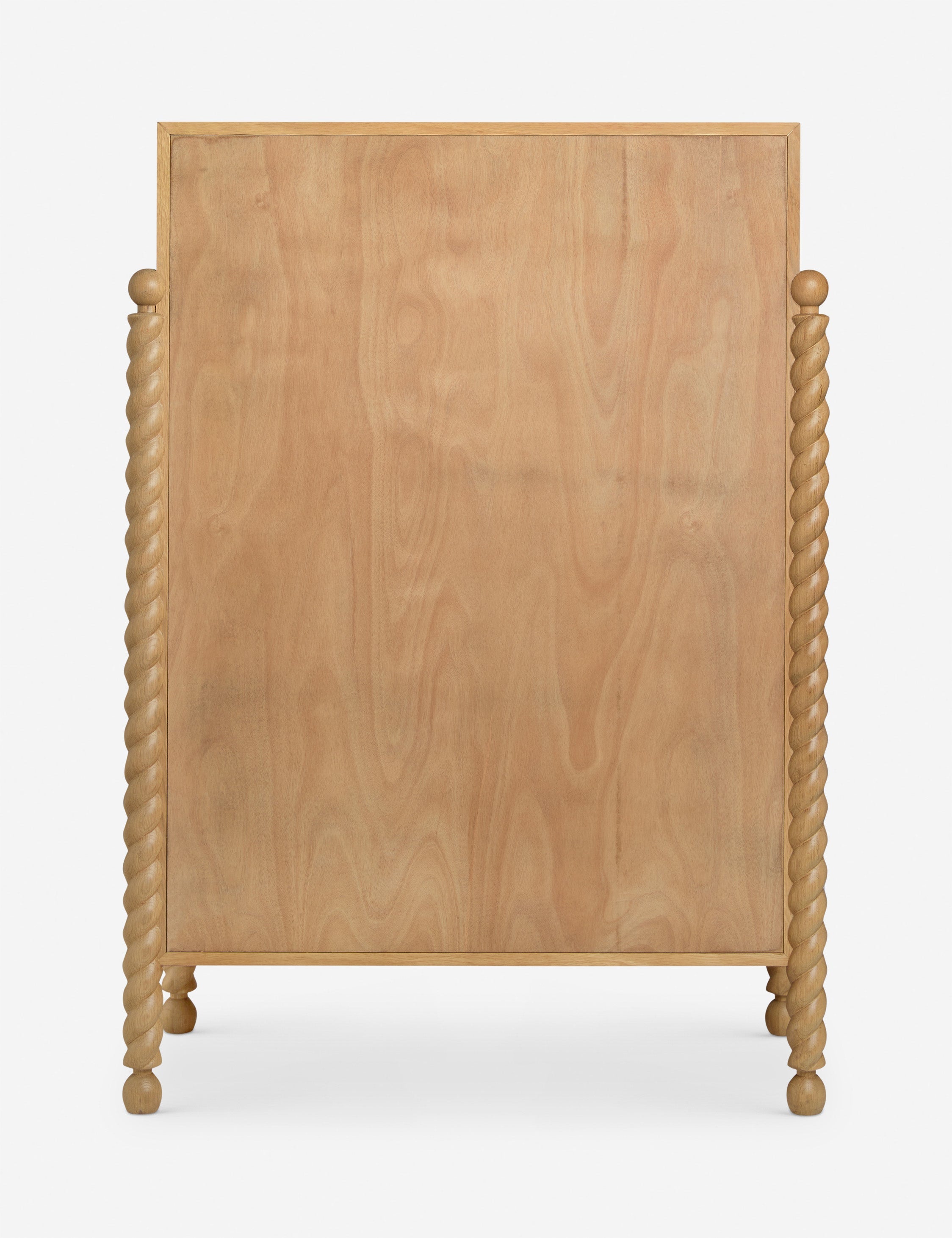 Commode haute - Mélange raffiné de formes et de lignes, cette commode présente des pieds sculptés tournés qui encadrent une structure aux lignes épurées