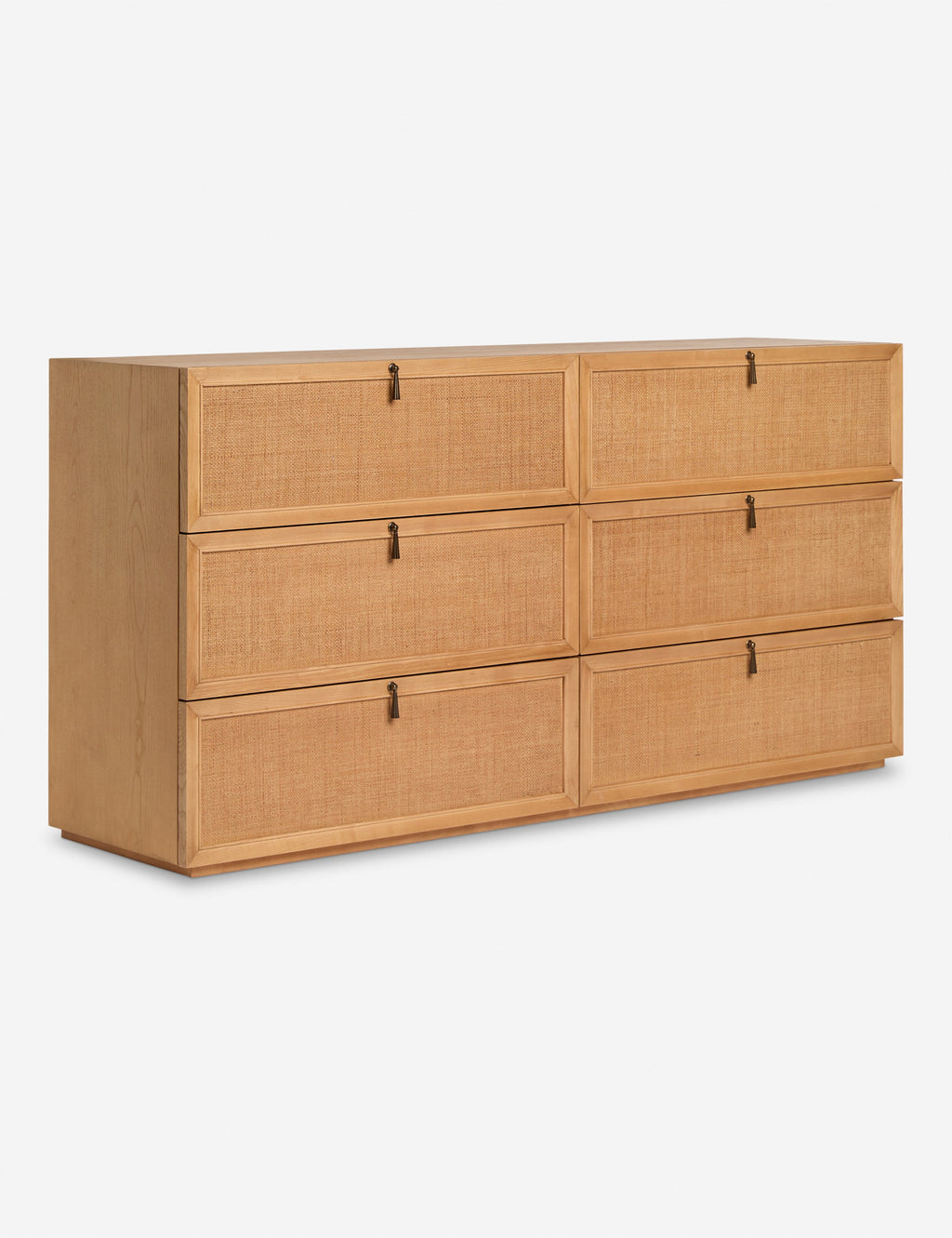 Commode à 6 tiroirs - Fabriquée en bois de frêne certifié FSC, cette commode témoigne d'un savoir-faire artisanal raffiné avec un clin d'œil au design vintage
