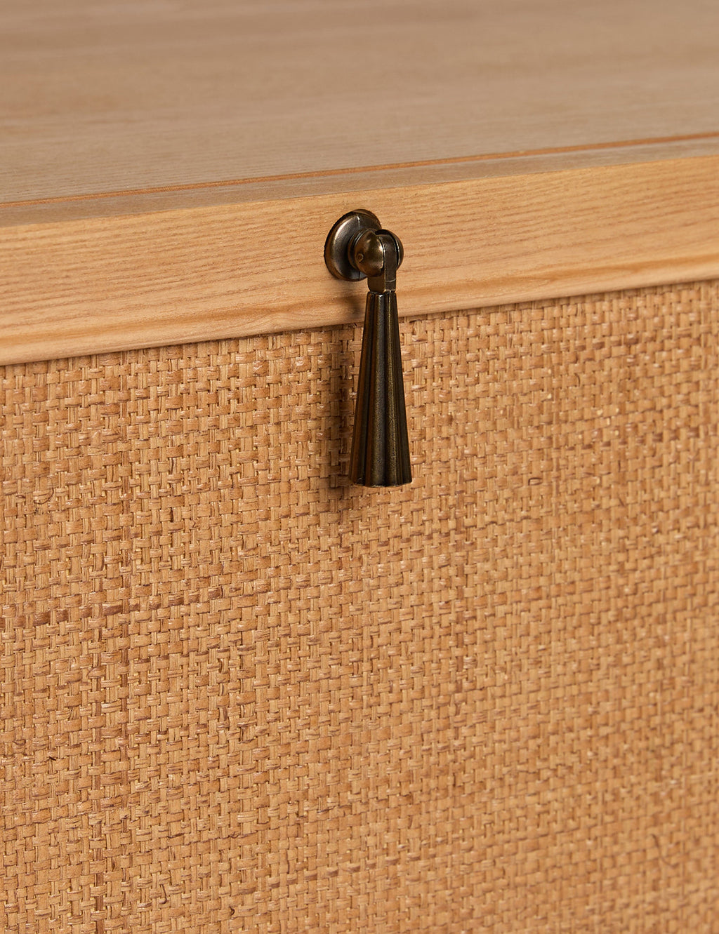 Commode à 6 tiroirs - Fabriquée en bois de frêne certifié FSC, cette commode témoigne d'un savoir-faire artisanal raffiné avec un clin d'œil au design vintage