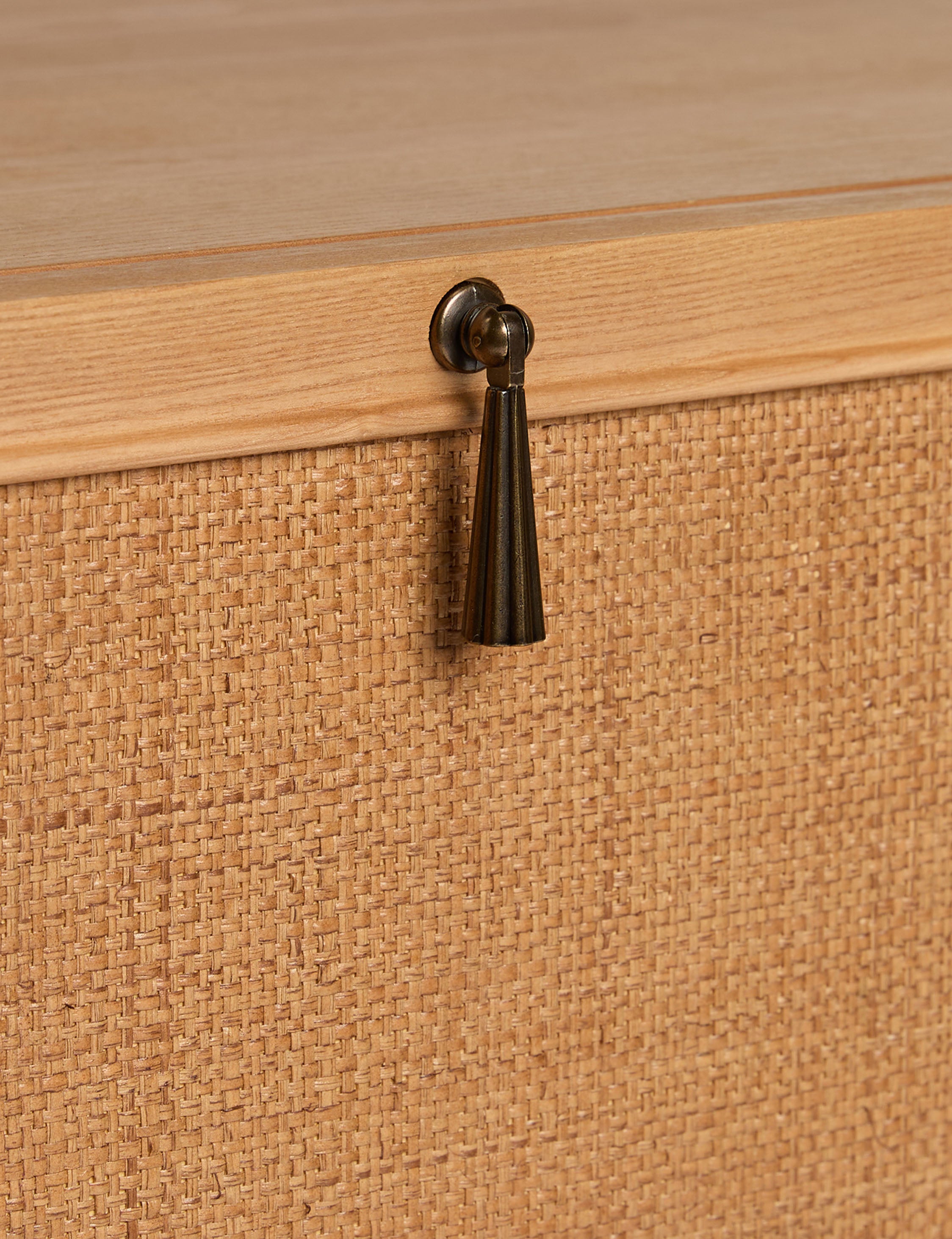 Commode à 6 tiroirs - Fabriquée en bois de frêne certifié FSC, cette commode témoigne d'un savoir-faire artisanal raffiné avec un clin d'œil au design vintage