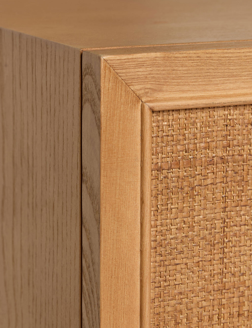 Commode à 6 tiroirs - Fabriquée en bois de frêne certifié FSC, cette commode témoigne d'un savoir-faire artisanal raffiné avec un clin d'œil au design vintage