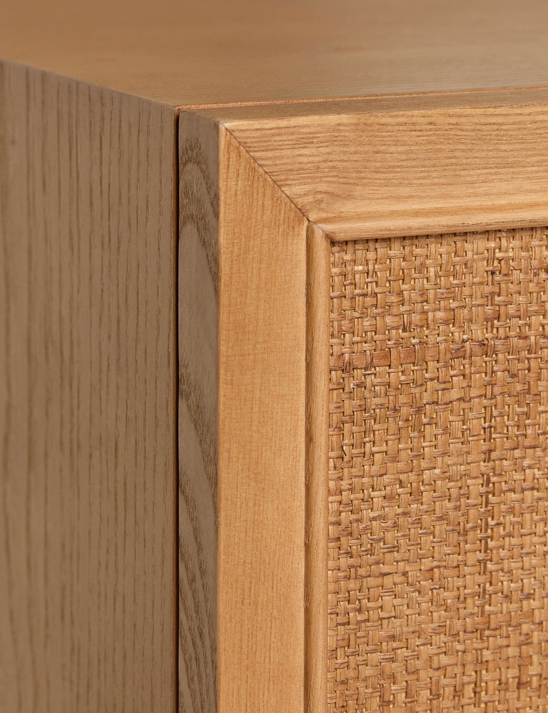 Commode à 6 tiroirs - Fabriquée en bois de frêne certifié FSC, cette commode témoigne d'un savoir-faire artisanal raffiné avec un clin d'œil au design vintage