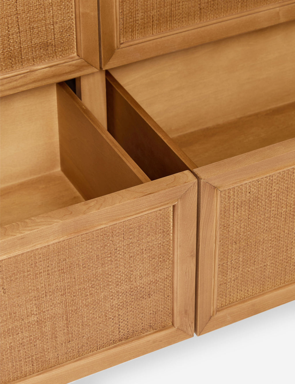 Commode à 6 tiroirs - Fabriquée en bois de frêne certifié FSC, cette commode témoigne d'un savoir-faire artisanal raffiné avec un clin d'œil au design vintage