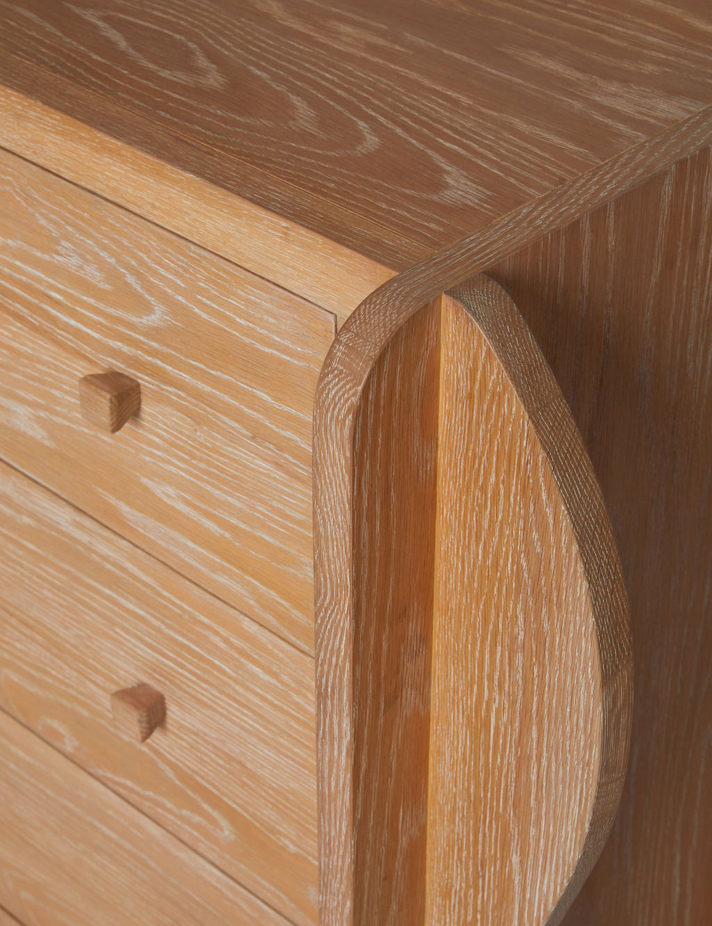 Commode à 6 tiroirs - La commode apporte une touche sculpturale à la chambre