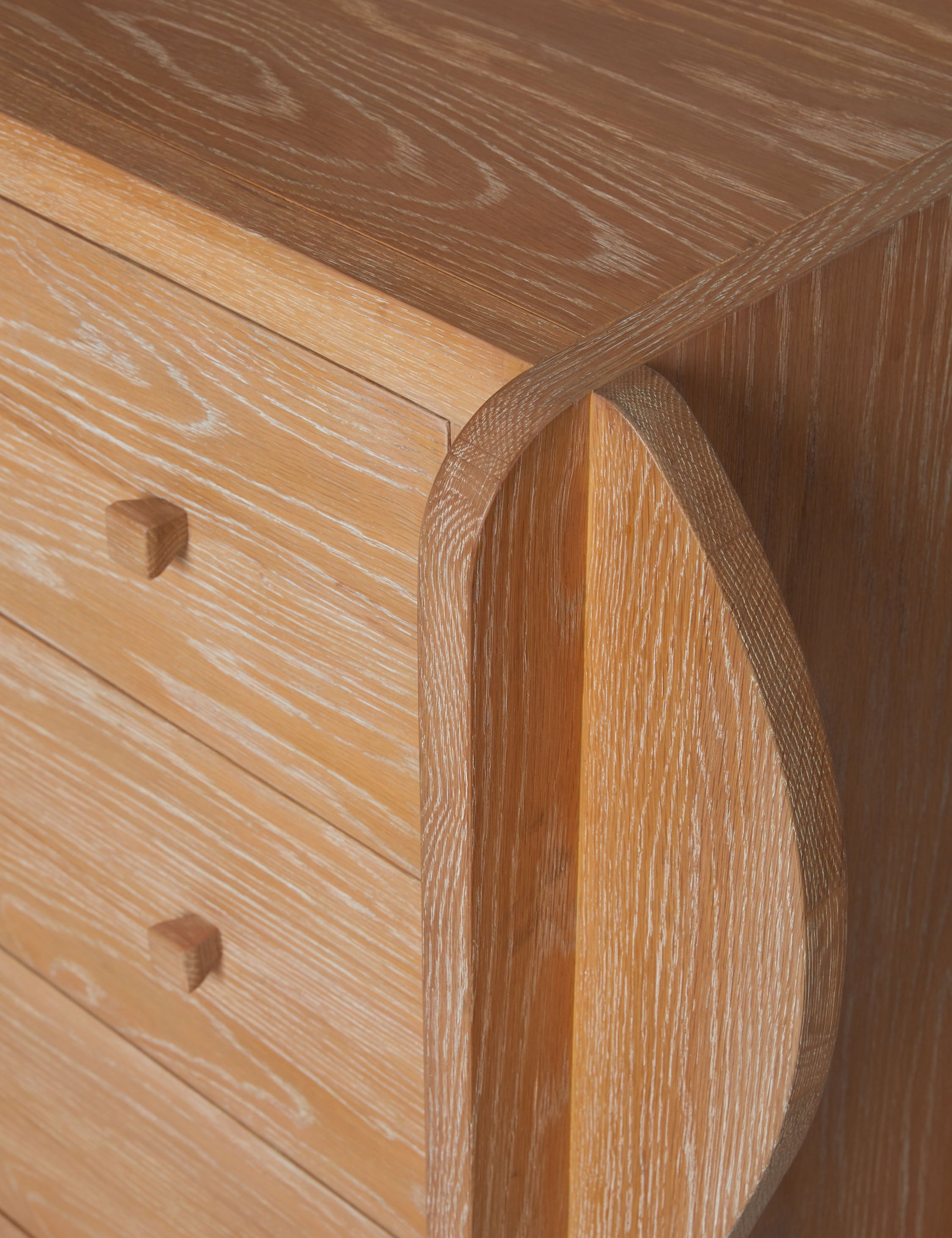 Commode à 6 tiroirs - La commode apporte une touche sculpturale à la chambre